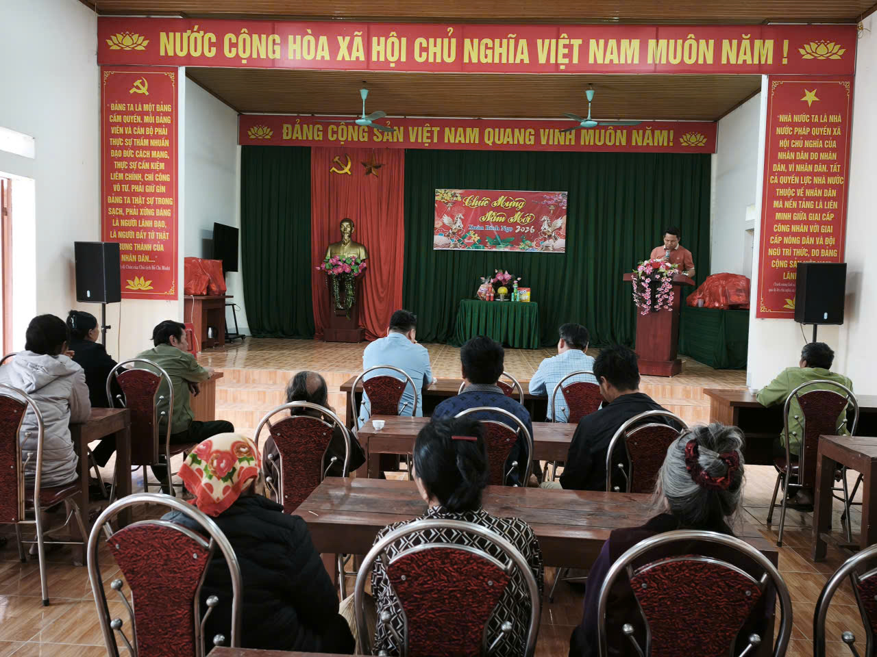 Trao tặng quà cho các hộ nghèo, cận nghèo và có hoàn cảnh đặc biệt khó khăn.