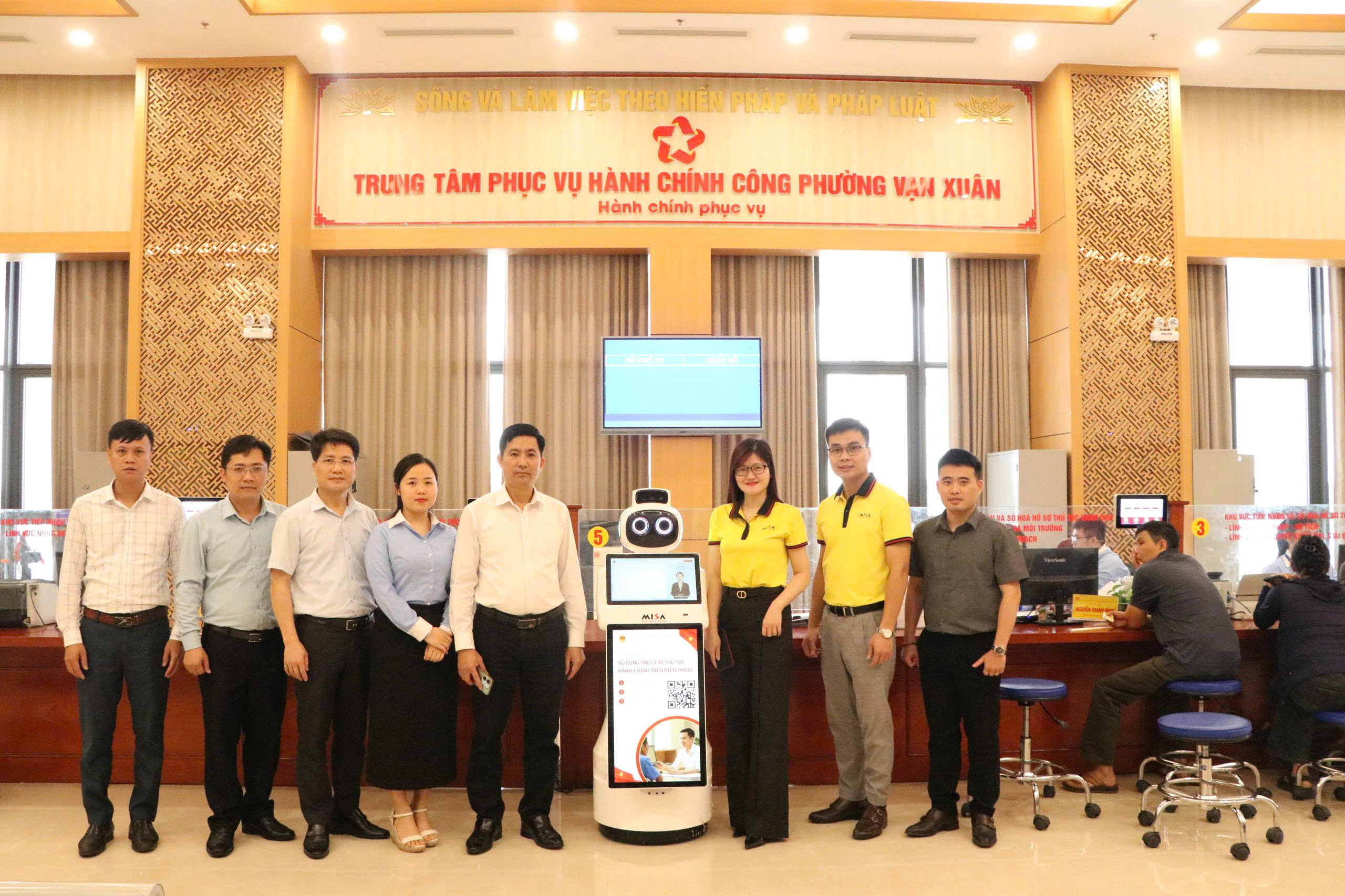Phường Vạn Xuân đưa vào vận hành robot AI phục vụ giải quyết thủ tục hành chính tại Trung tâm phục vụ Hành chính công