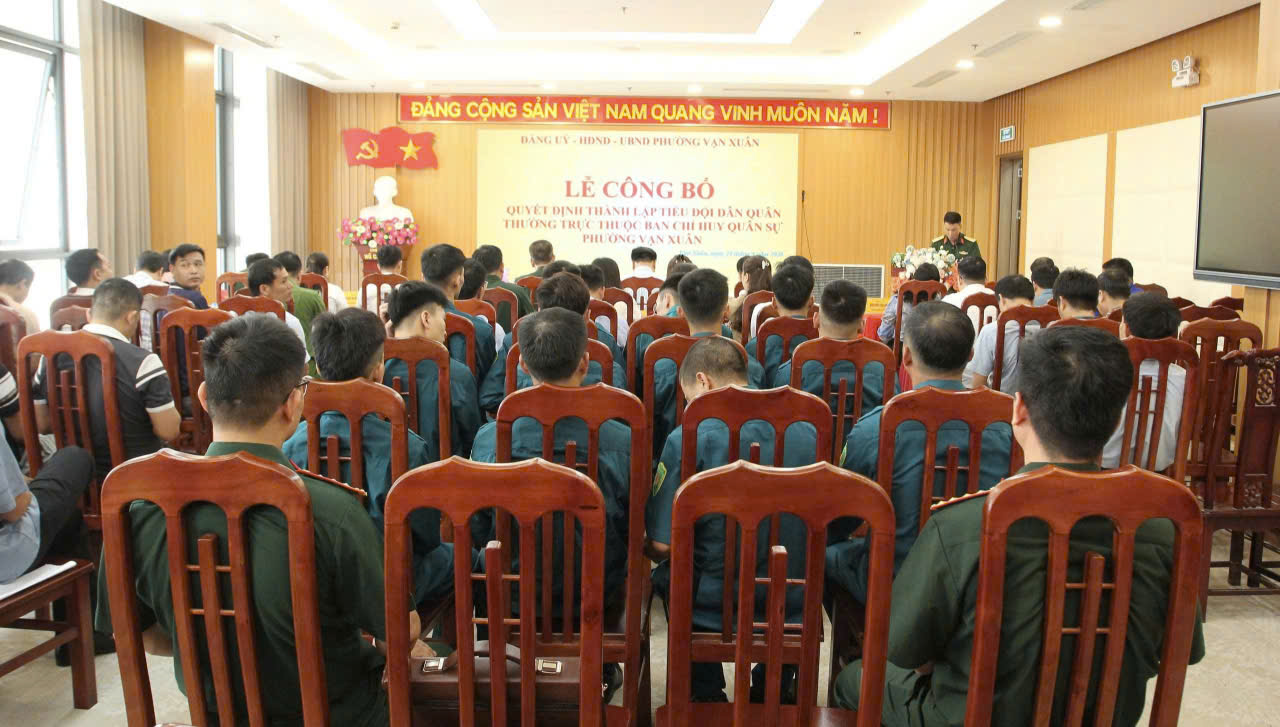 Công bố Quyết định thành lập Tiểu đội dân quân thường trực năm 2026