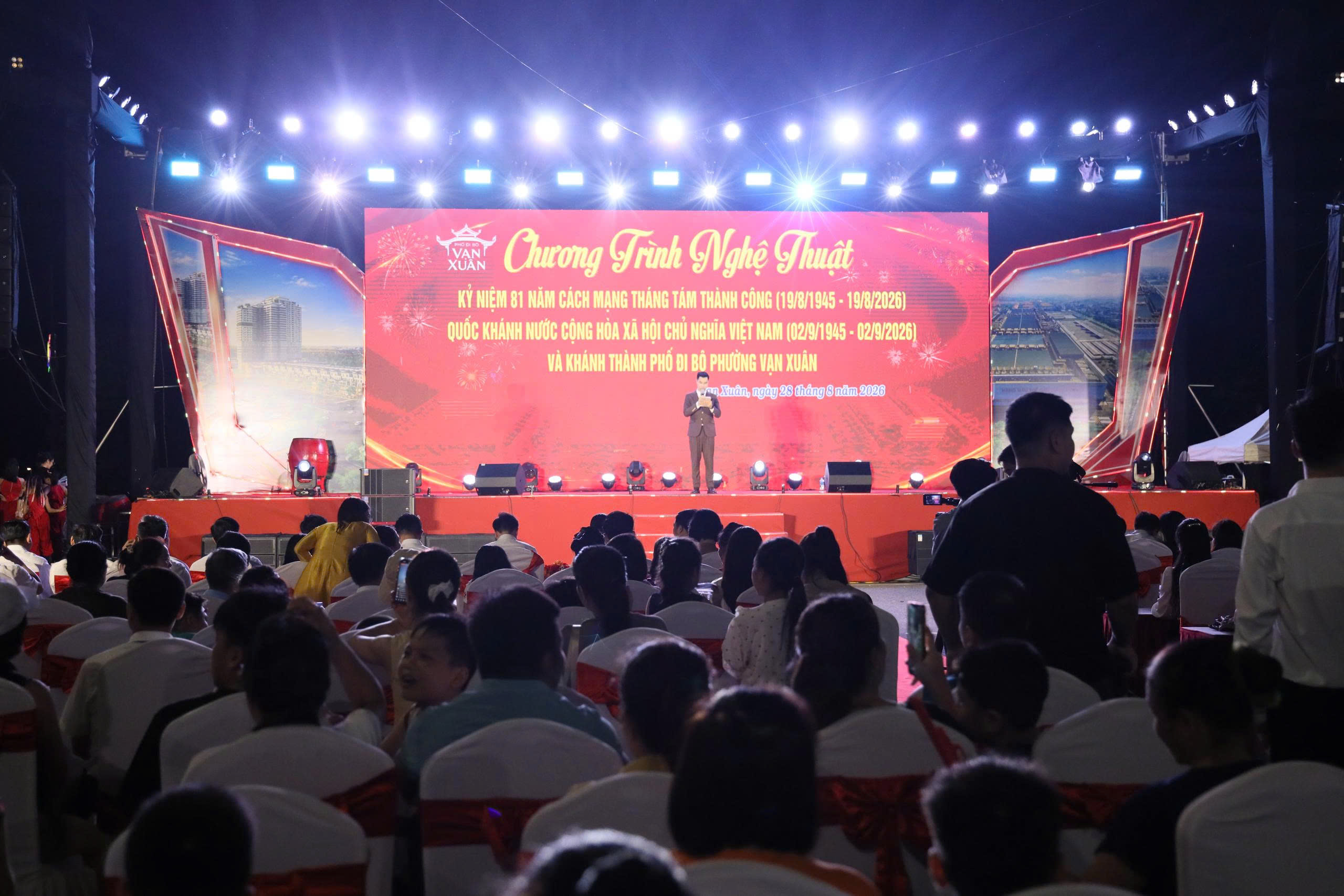 Phường Vạn Xuân: Chương trình nghệ thuật chào mừng kỷ niệm 81 năm Cách mạng Tháng Tám thành công, Quốc khánh 2/9 và khánh thành Phố đi bộ Vạn Xuân.