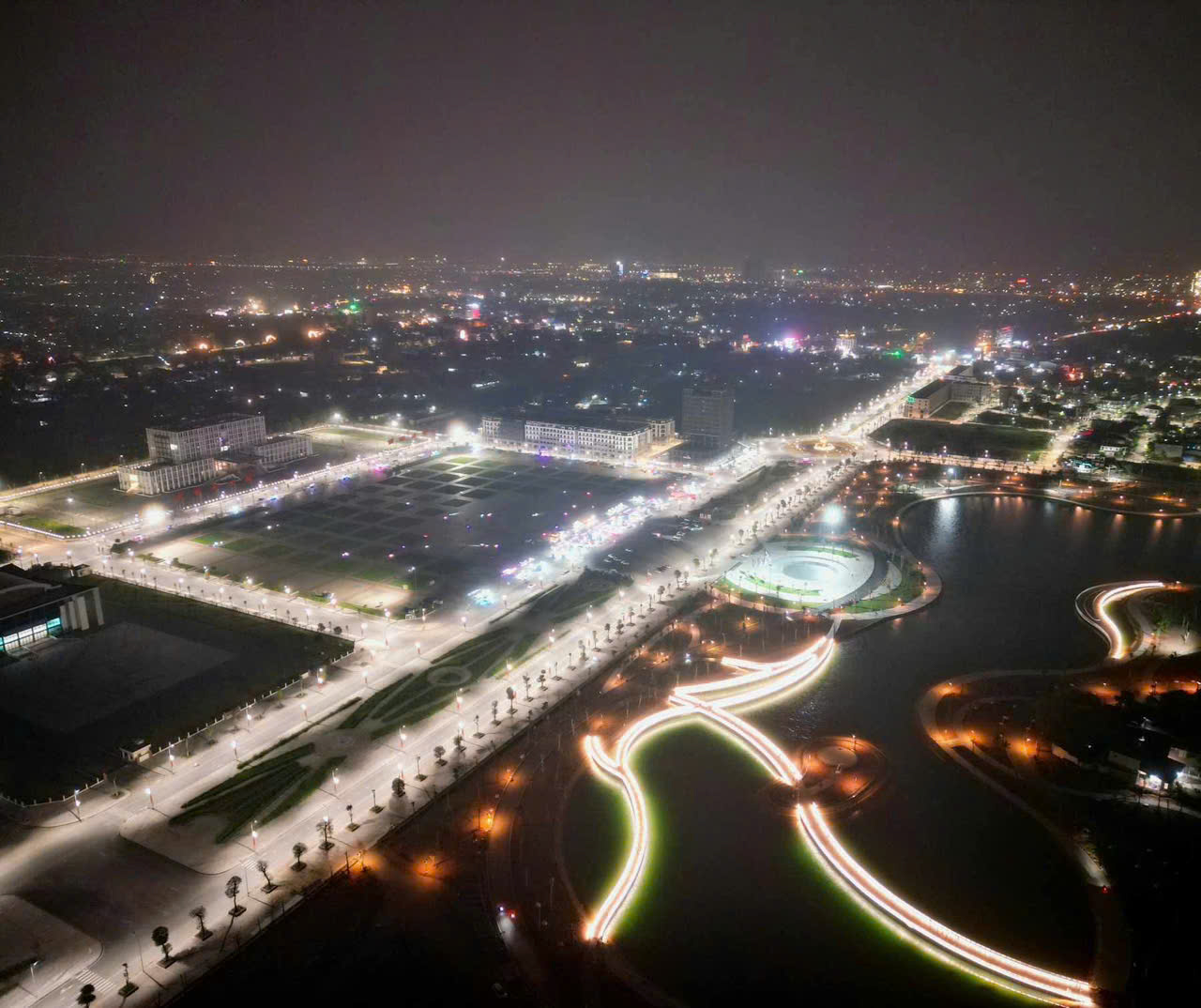 Công viên cây xanh, hồ điều hòa phường Vạn Xuân thu hút đông đảo nhân dân và du khách đến tham quan, trải nghiệm