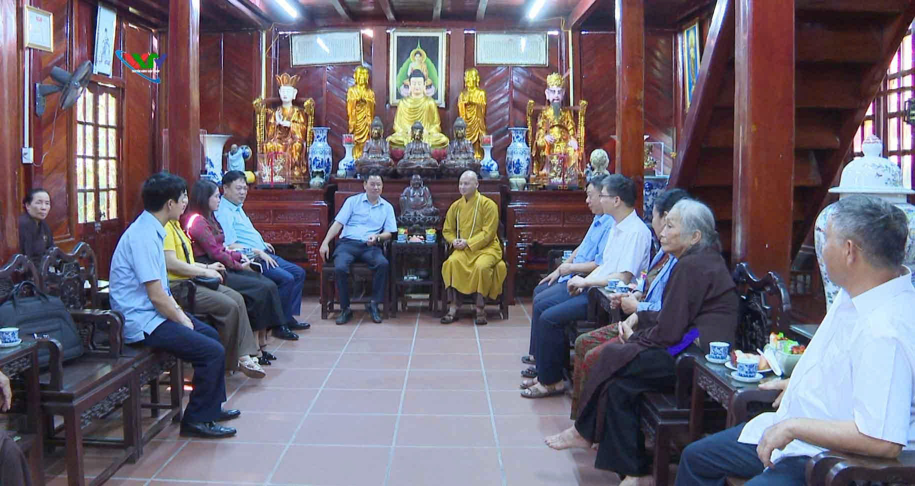 Lãnh đạo Ban Tuyên giáo và Dân vận tỉnh ủy Thái Nguyên thăm, tặng quà nhân Đại lễ Phật đản tại Chùa Đôi cao.