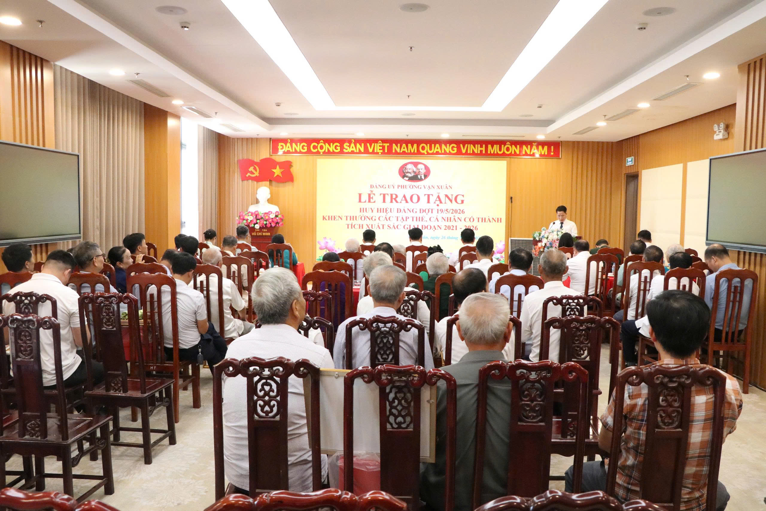 Đảng uỷ phường Vạn Xuân tổ chức trao tặng, truy tặng Huy hiệu Đảng đợt 19/5 và trao Bằng khen của Tỉnh uỷ