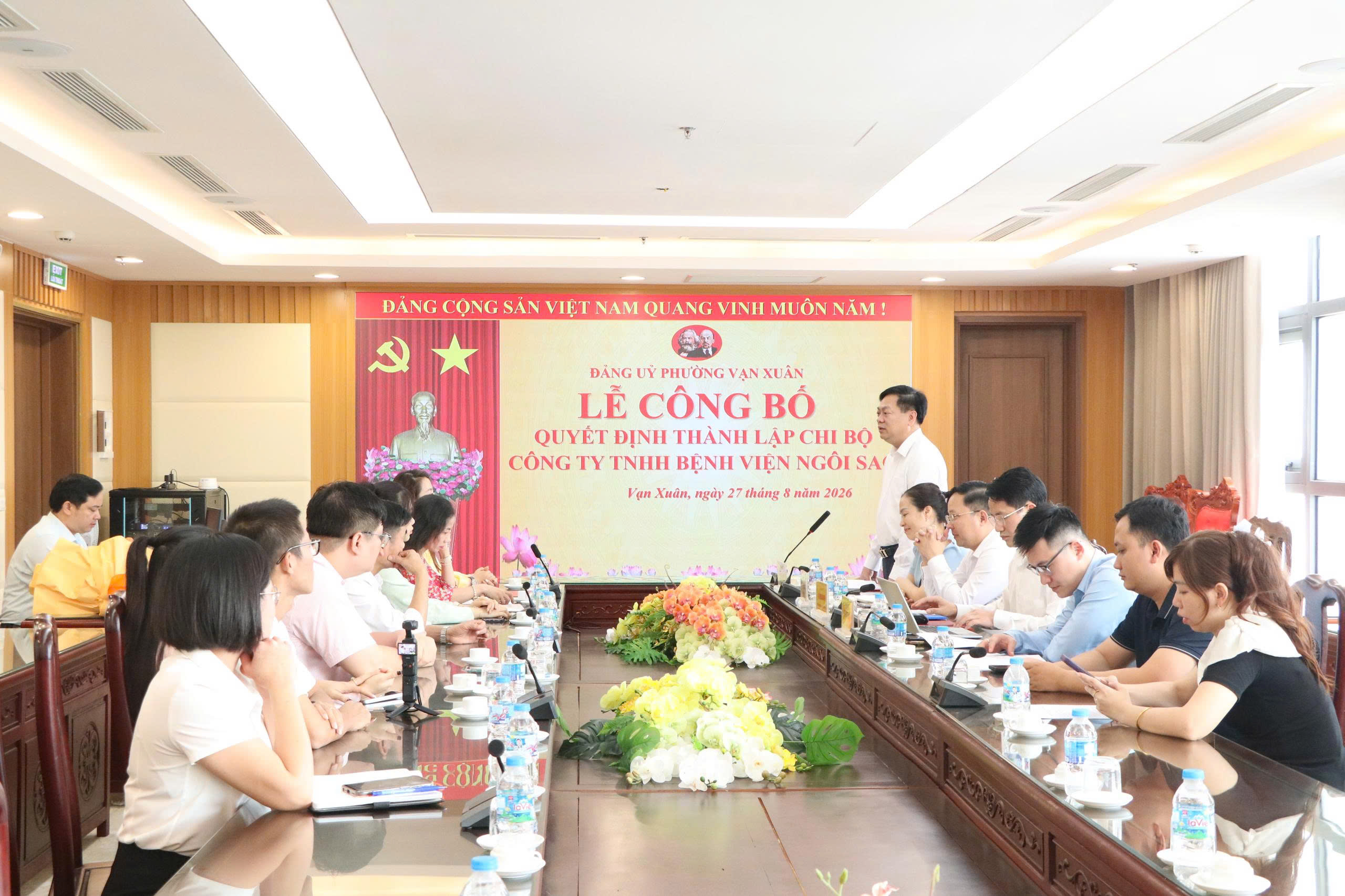 Đảng bộ phường Vạn Xuân công bố quyết định thành lập Chi bộ Công ty TNHH Bệnh viện Ngôi Sao