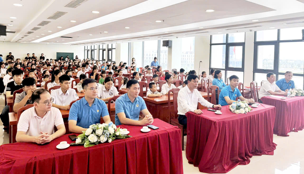 Tiếp sức con công nhân lao động đến trường nhân dịp năm học mới 2026-2027