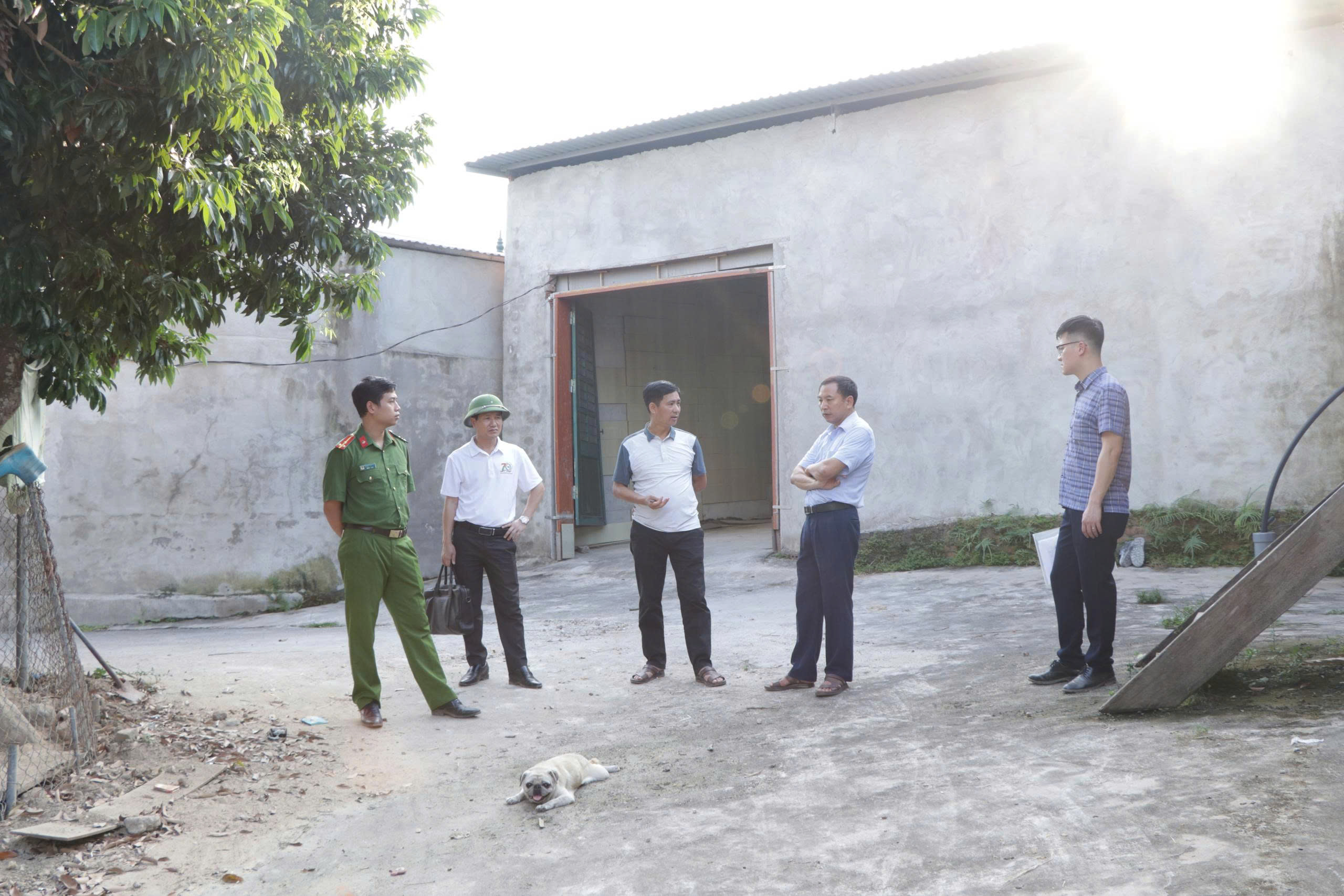 Đồng chí Phó Bí thư Thường trực Đảng ủy phường đôn đốc công tác bàn giao mặt bằng Dự án Khu công nghiệp Yên Bình 2 