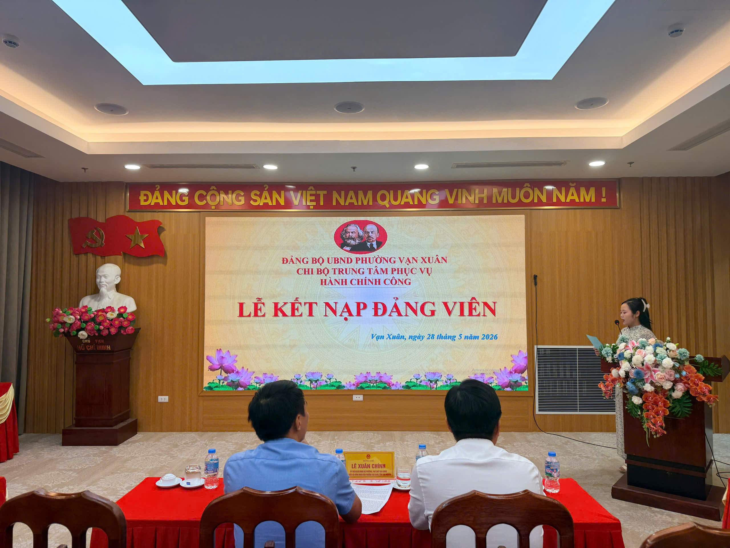Chi bộ Trung tâm Phục vụ hành chính công kết nạp đảng viên mới