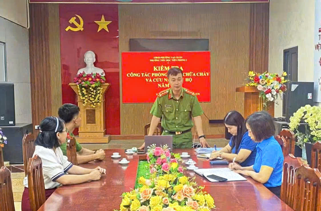 Kiểm tra công tác PCCC và CNCH tại trường Tiểu học Tiên Phong I