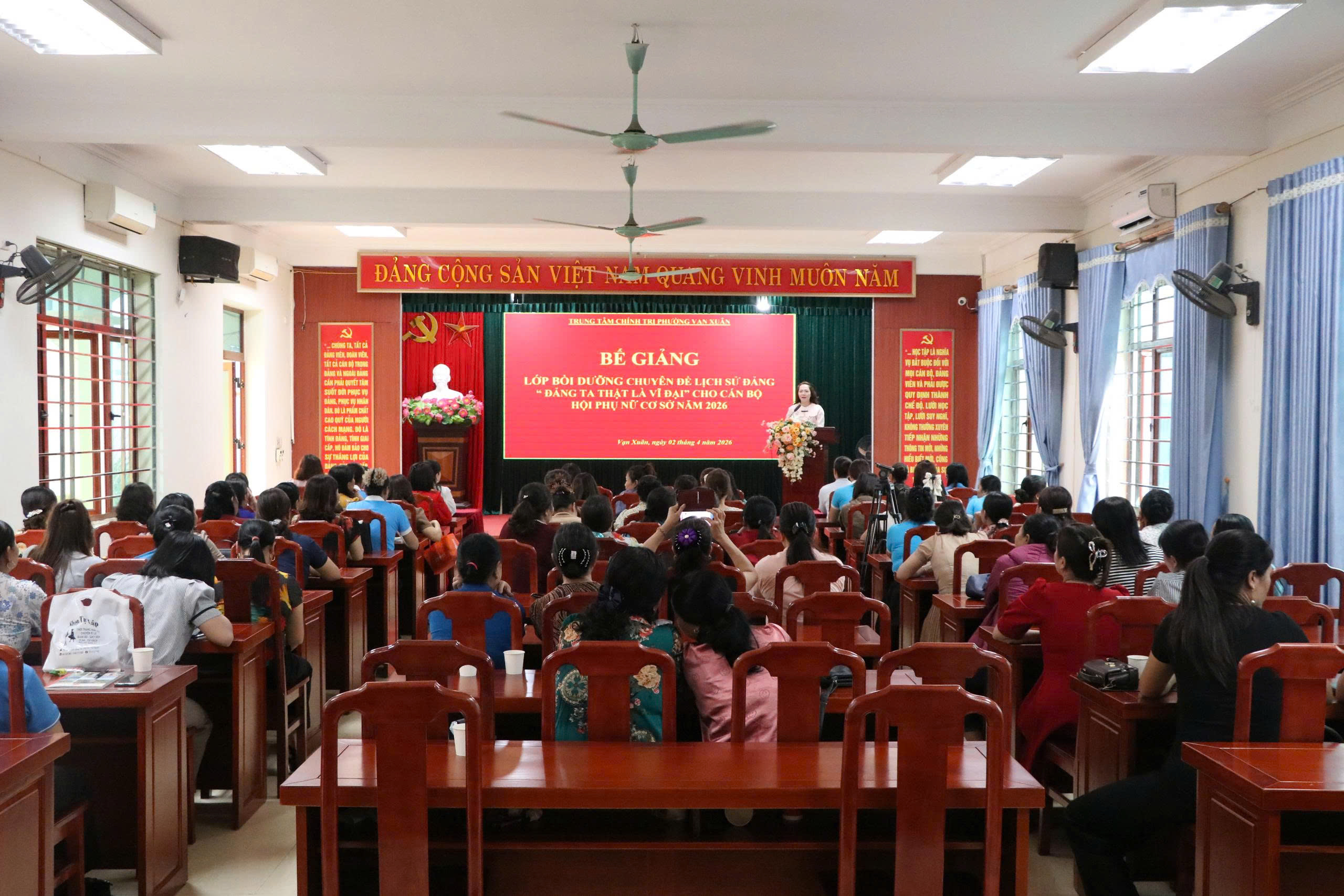 Bế giảng lớp bồi dưỡng chuyên đề lịch sử Đảng “Đảng ta thật là vĩ đại” cho cán bộ Hội Phụ nữ cơ sở năm 2026