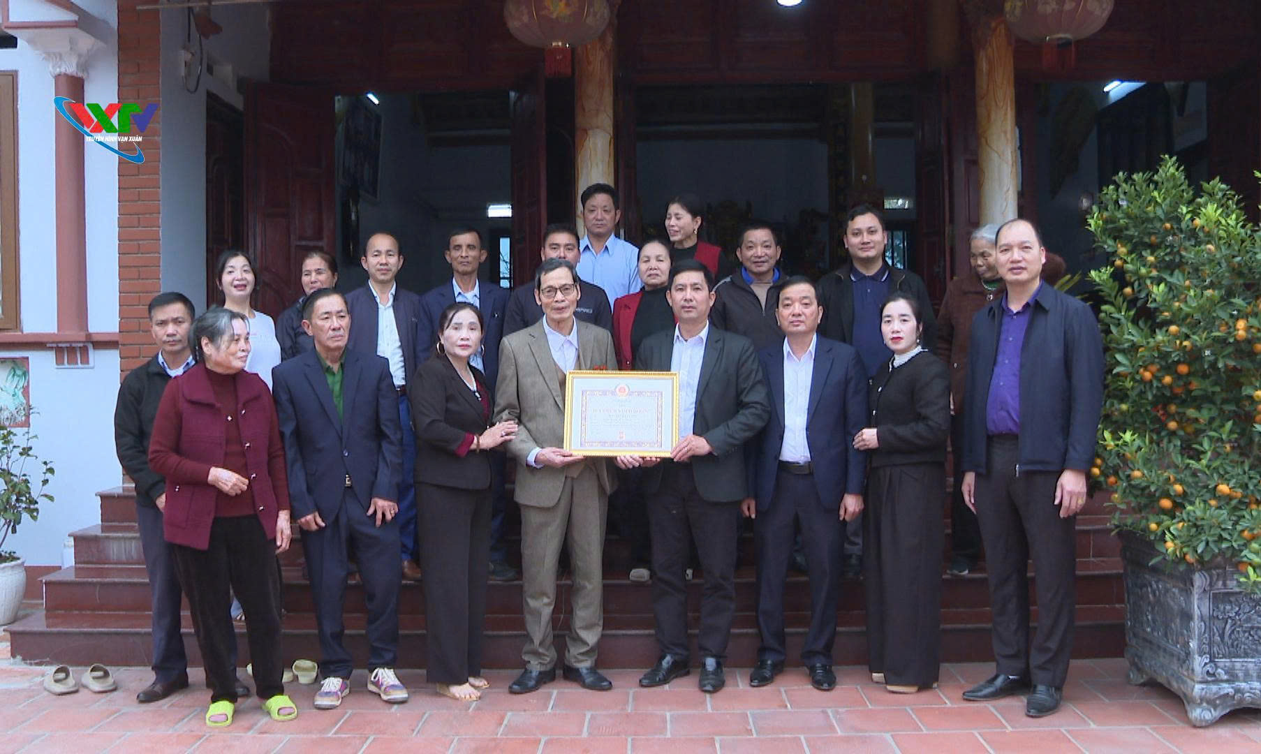 Đồng chí Phó Bí thư Thường trực Đảng ủy phường trao tặng Huy hiệu Đảng đợt 3/2.