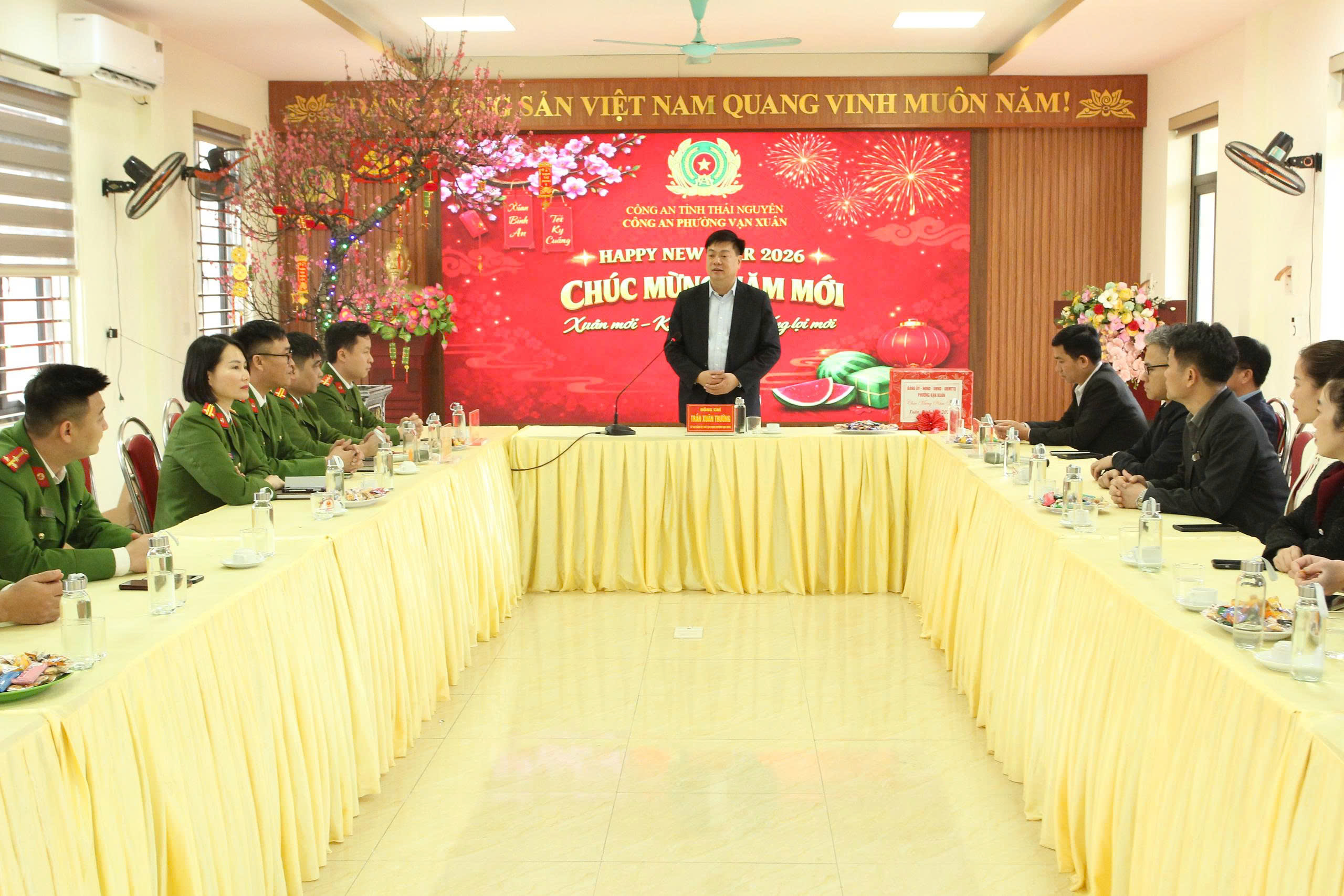 Lãnh đạo phường Vạn Xuân thăm, chúc Tết các đơn vị trực Tết