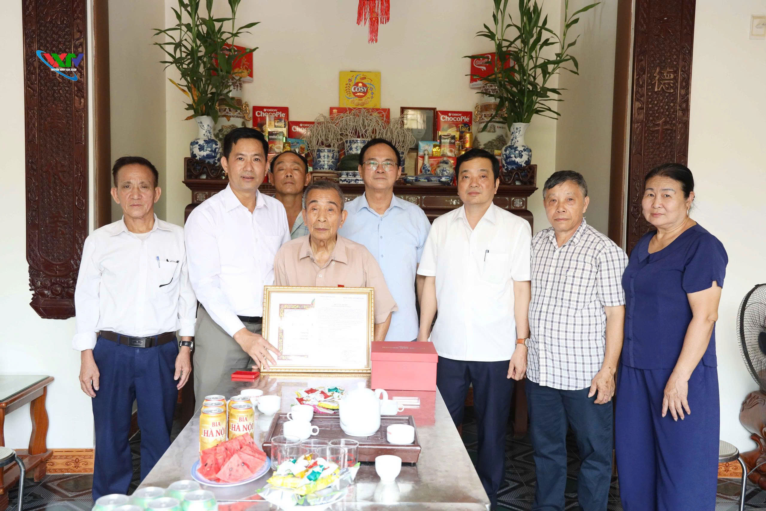 Trao tặng Huy hiệu Đảng cho các đảng viên đợt 19/5