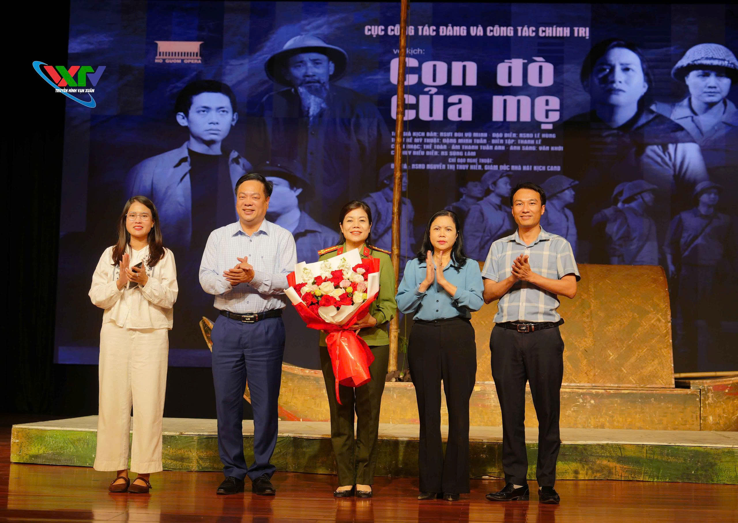 Biểu diễn vở kịch nói "con đò của mẹ".   