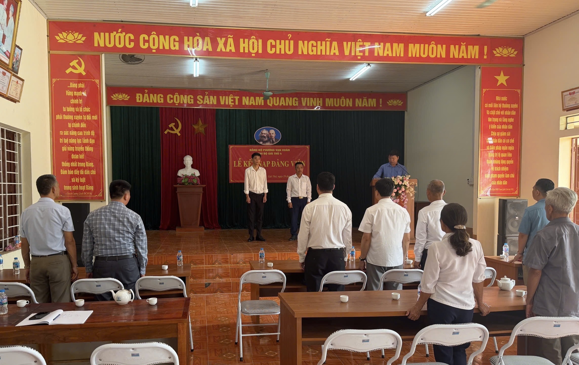 Chi bộ Giã Thù 4 kết nạp 2 đảng viên mới