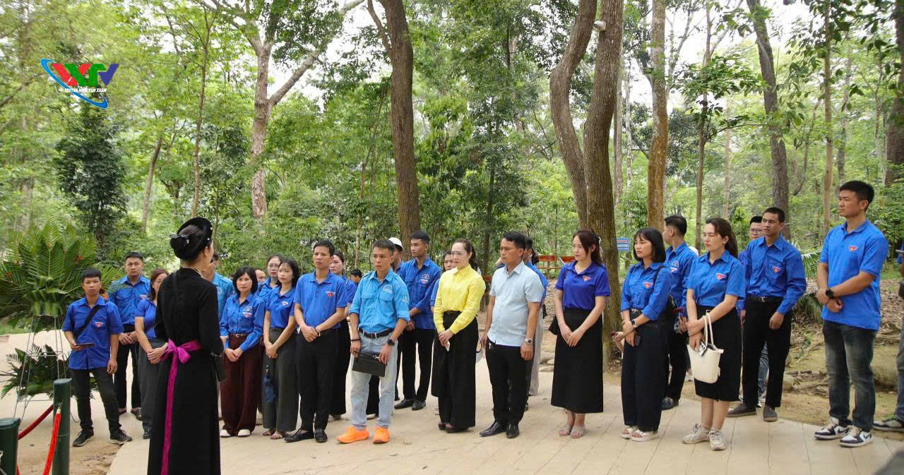 Trung tâm Chính trị phường Vạn Xuân tổ chức dâng hương tại các di tích lịch sử