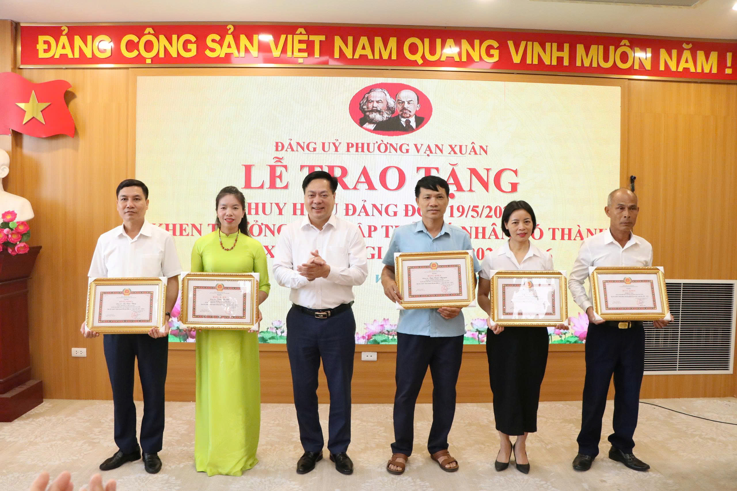 Anh-tin-bai
