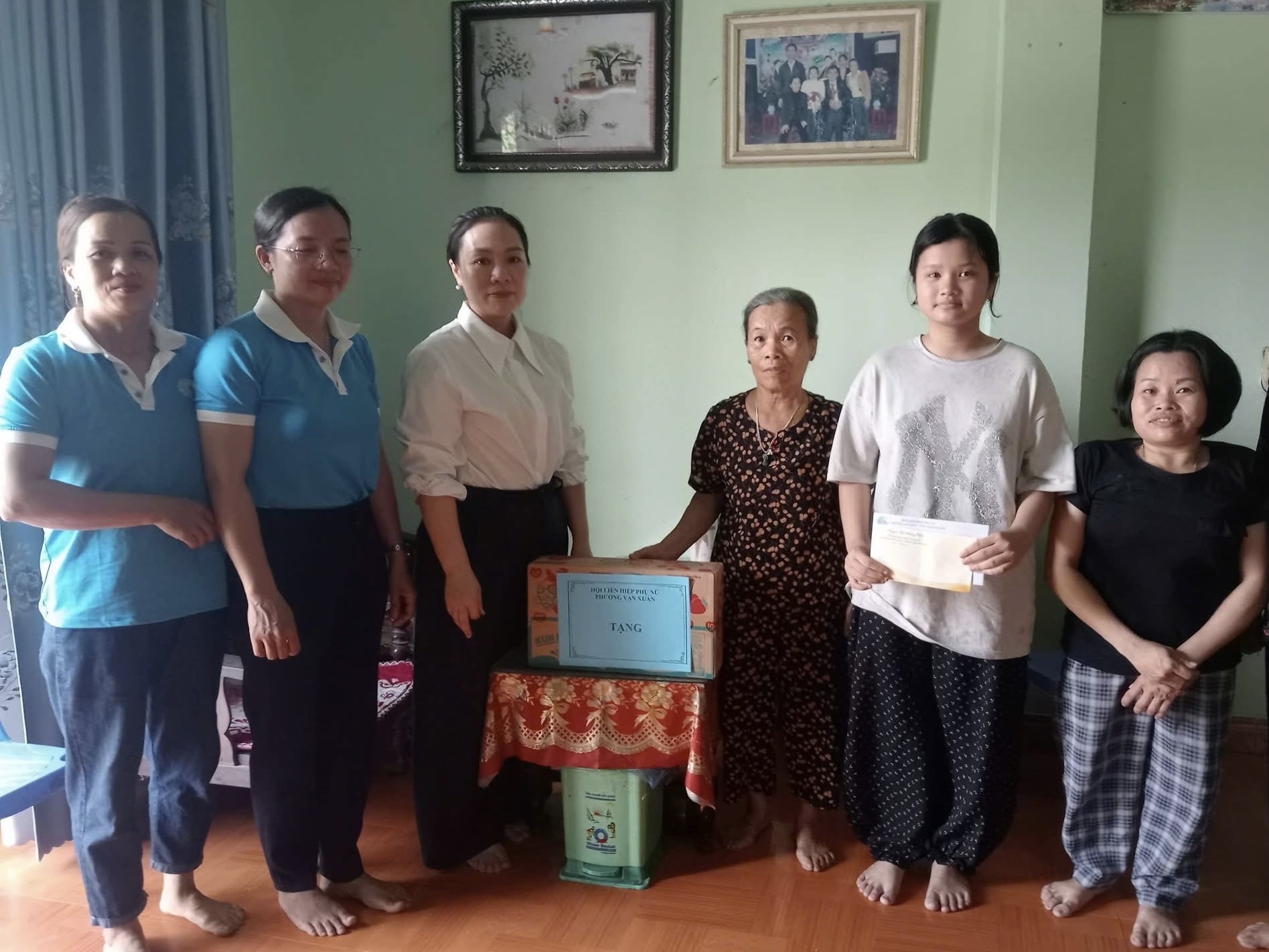 Lãnh đạo UBMTTQ và Hội LHPN phường Vạn Xuân thăm tặng quà trẻ em mồ côi, trẻ em có hoàn cảnh khó khăn nhân dịp Tết thiếu nhi 01/6