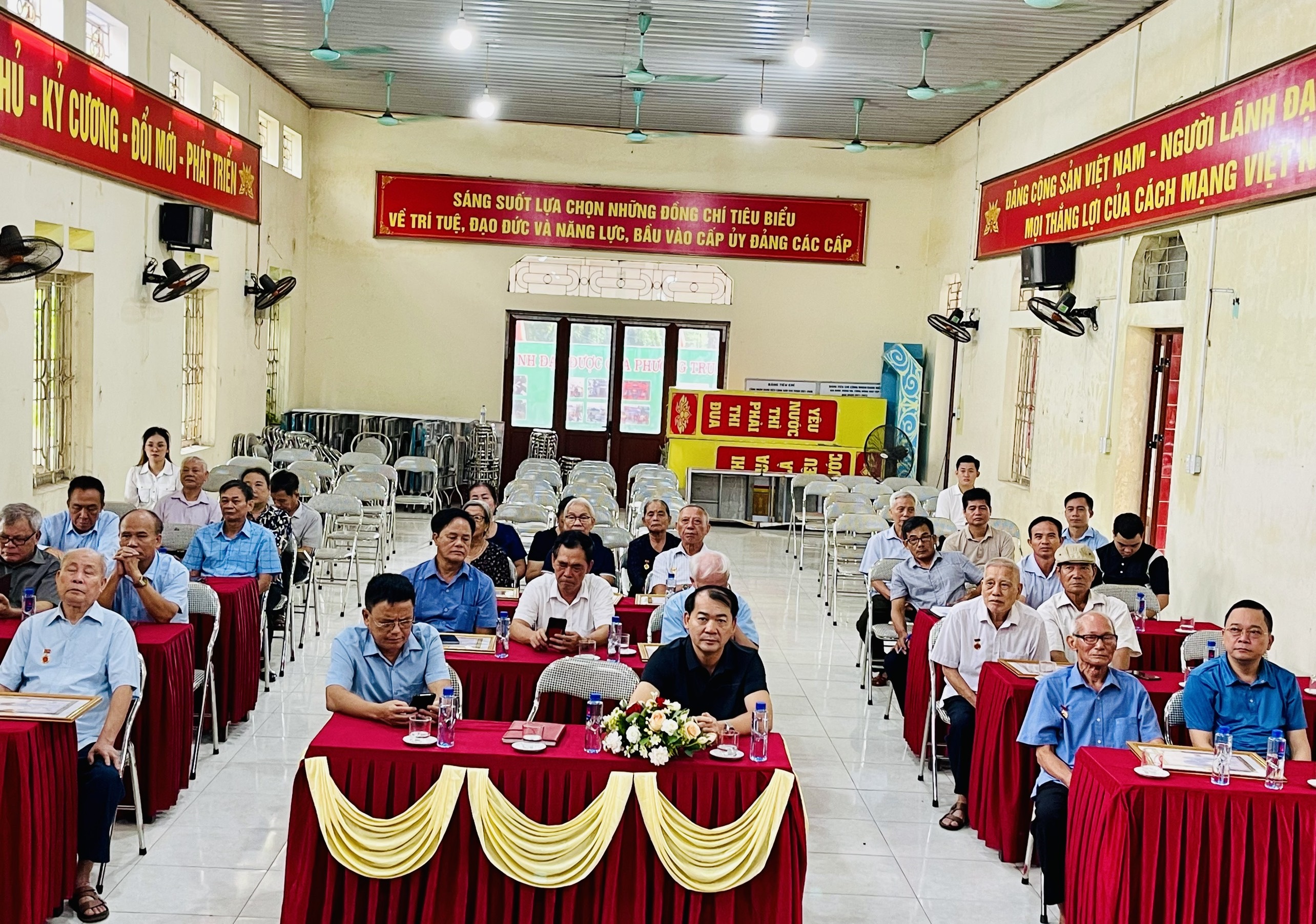 Đảng bộ phường Trung Thành, tổ chức lễ trao tặng Huy hiệu Đảng cho Đảng viên đợt 02-9