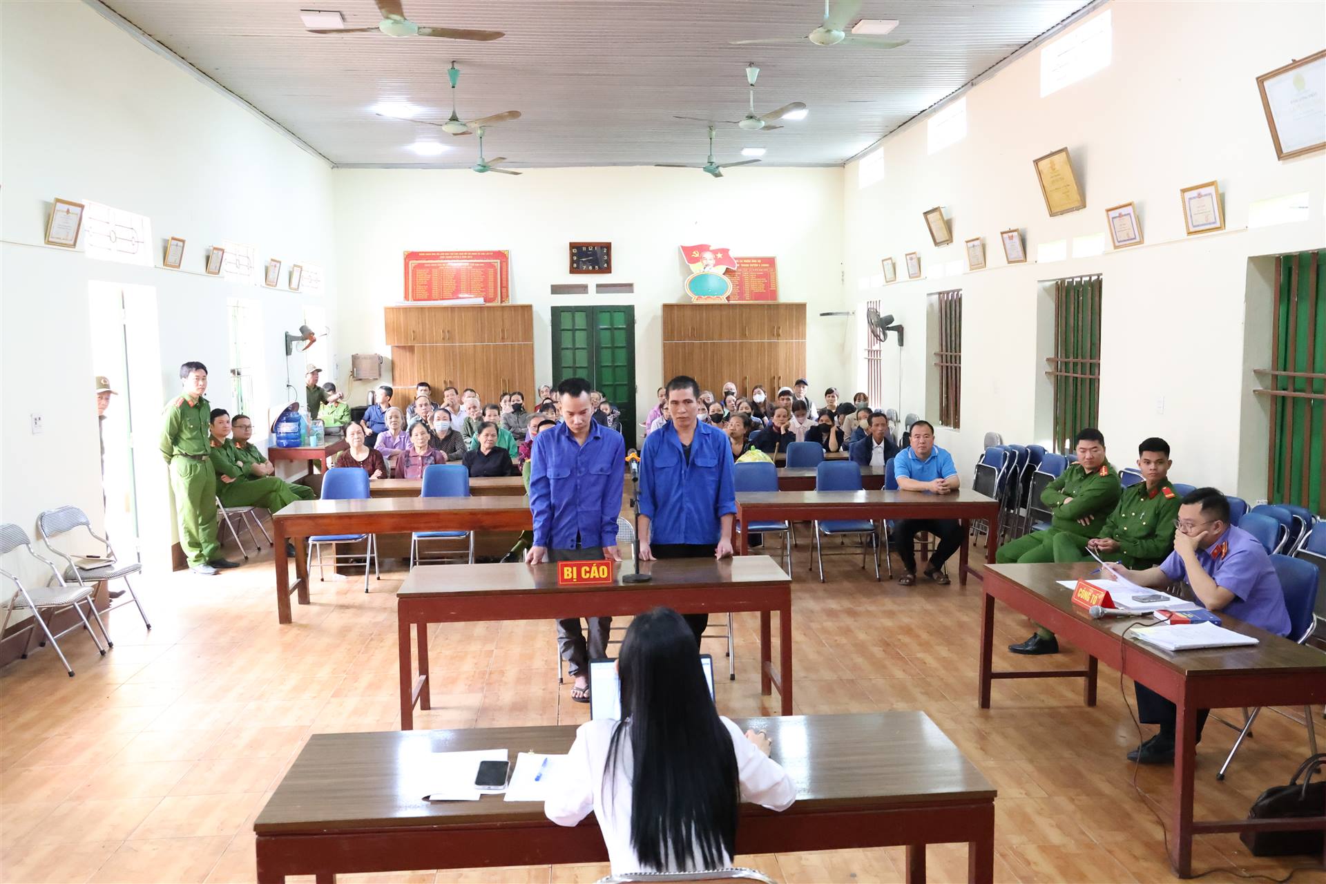 Anh-tin-bai