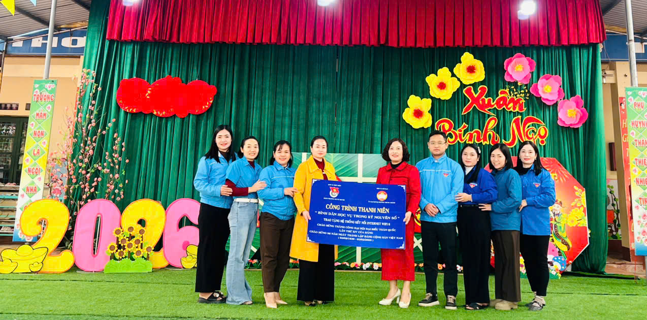 ĐOÀN THANH NIÊN PHƯỜNG TRUNG THÀNH TRAO TẶNG CÔNG TRÌNH “HỆ THỐNG KẾT NỐI INTERNET 6”