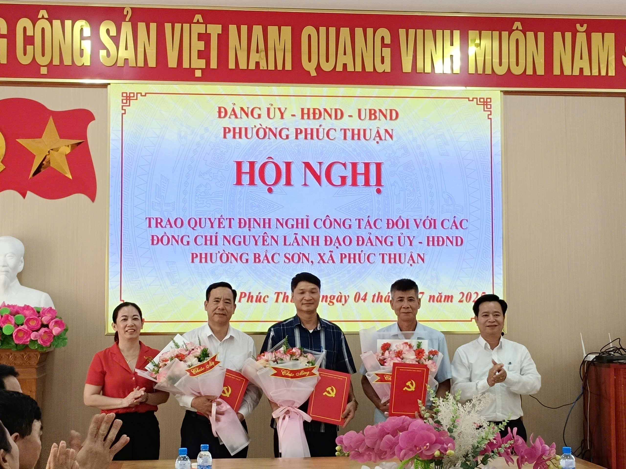 PHƯỜNG PHÚC THUẬN TỔ CHỨC HỘI NGHỊ TRAO CÁC QUYẾT ĐỊNH NGHỈ CÔNG TÁC ĐỐI VỚI CÁC ĐỒNG CHÍ NGUYÊN BÍ THƯ ĐẢNG UỶ, CHỦ TỊCH HĐND XÃ PHÚC THUẬN, PHƯỜNG BẮC SƠN