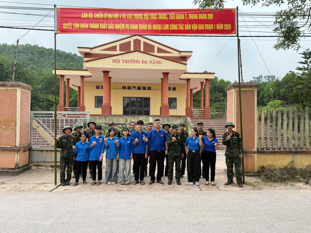 THẮM TÌNH QUÂN - DÂN TRONG "NGÀY CHỦ NHẬT XANH" CỦA TUỔI TRẺ PHƯỜNG PHÚC THUẬN VÀ CÁN BỘ, CHIẾN SĨ TRUNG ĐOÀN 209, SƯ ĐOÀN 312