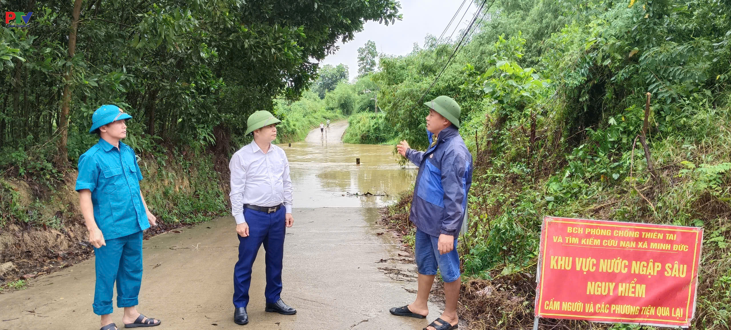 Lãnh đạo phường Phúc Thuận kiểm tra tình hình mưa lũ tại các tổ dân phố bị ảnh hưởng 