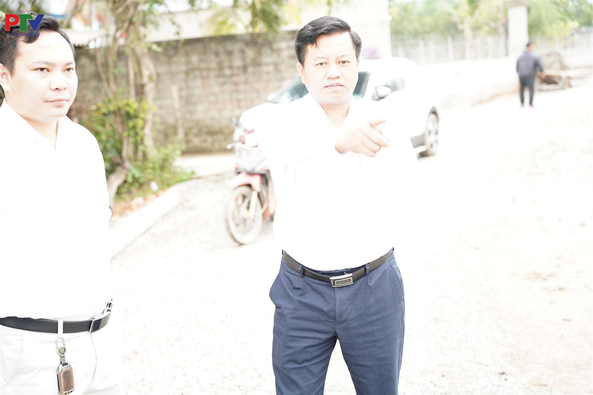 ĐOÀN CÔNG TÁC UBND PHƯỜNG PHÚC THUẬN KIỂM TRA TIẾN ĐỘ THI CÔNG CÁC TUYẾN ĐƯỜNG TRÊN ĐỊA BÀN