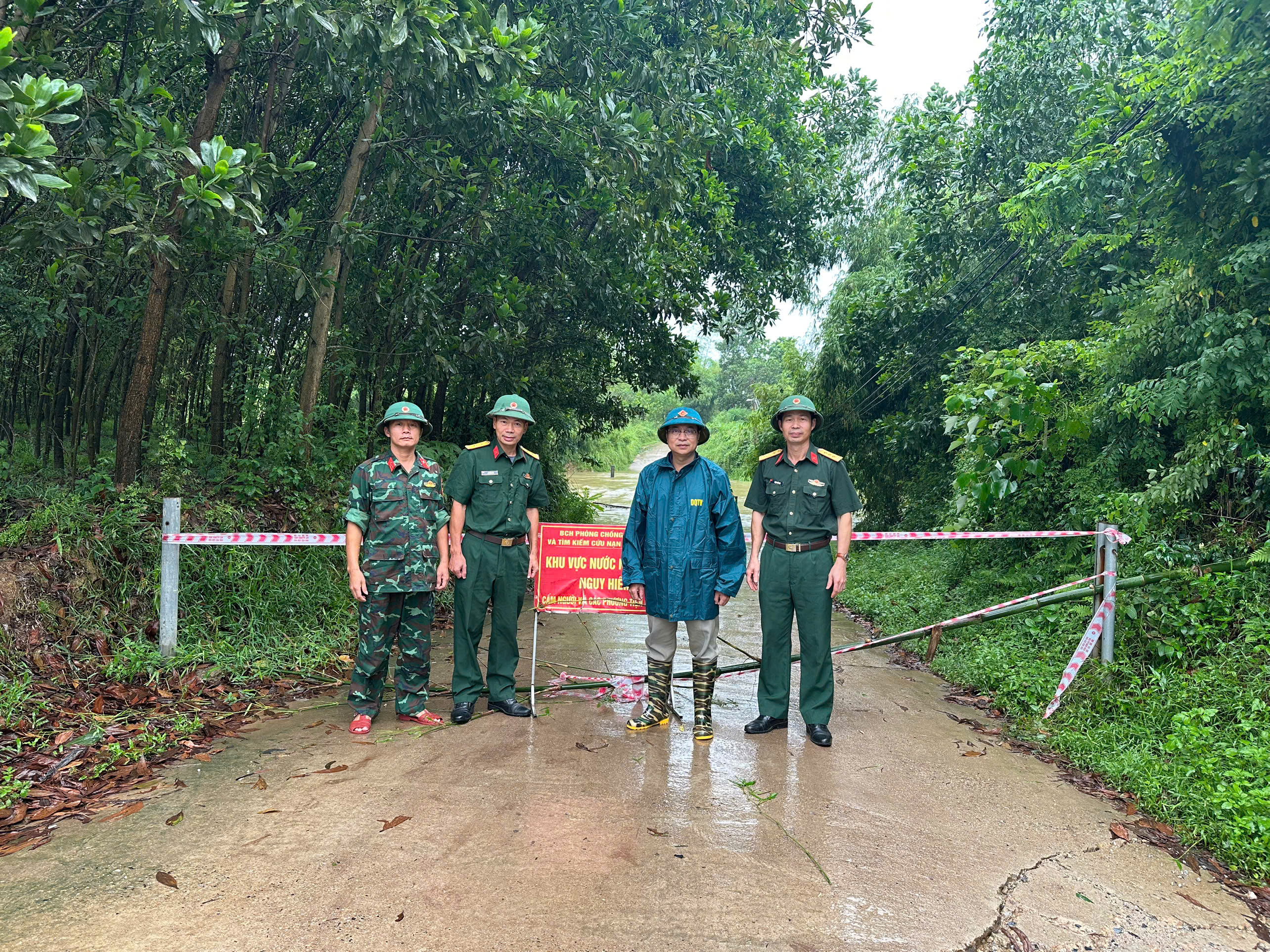 LÃNH ĐẠO PHƯỜNG PHÚC THUẬN KIỂM TRA CÁC ĐIỂM XUNG YẾU SẠT LỞ VÀ ĐẬP TRÀN DO ẢNH HƯỞNG CỦA BÃO SỐ 4