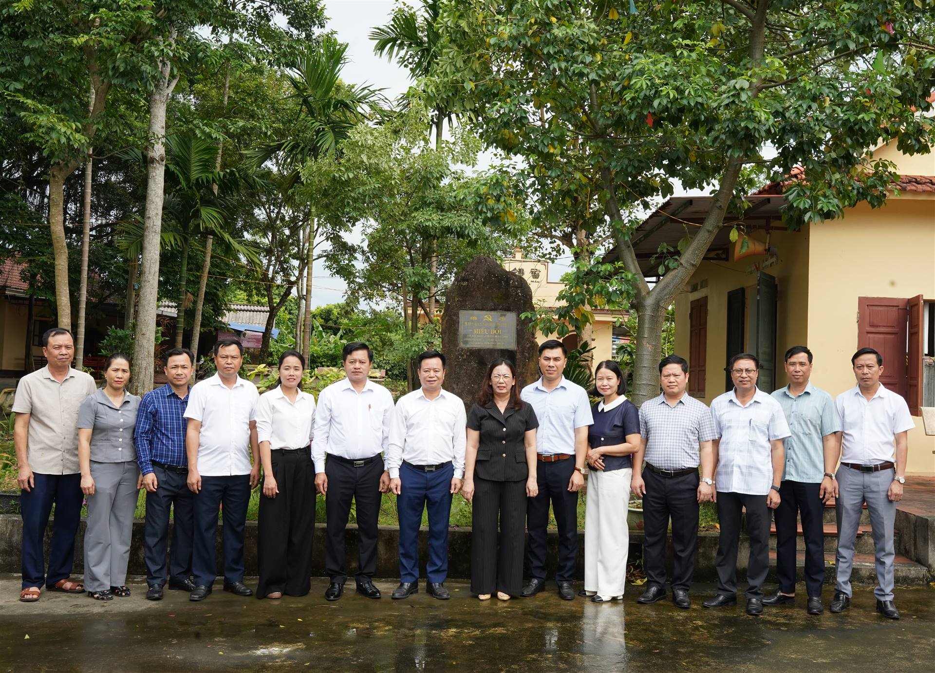 LÃNH ĐẠO PHƯỜNG PHÚC THUẬN DÂNG HƯƠNG TẠI ĐỀN NHỊ VỊ VUA BÀ – NƠI THÀNH LẬP CHI BỘ ĐẢNG ĐẦU TIÊN CỦA QUÊ HƯƠNG