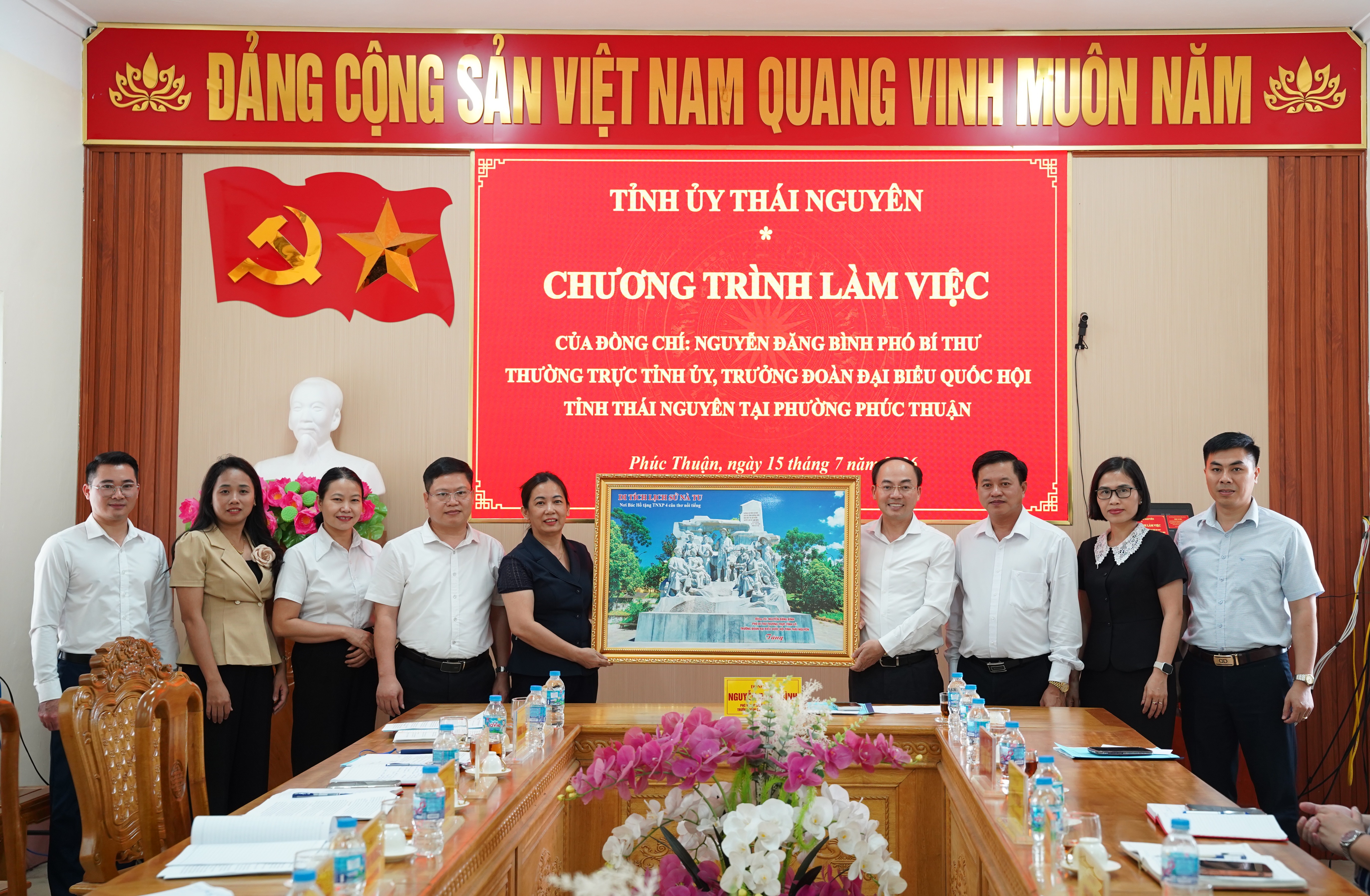 ĐỒNG CHÍ NGUYỄN ĐĂNG BÌNH - PHÓ BÍ THƯ THƯỜNG TRỰC TỈNH ỦY, TRƯỞNG ĐOÀN ĐẠI BIỂU QUỐC HỘI TỈNH THÁI NGUYÊN LÀM VIỆC TẠI PHƯỜNG PHÚC THUẬN