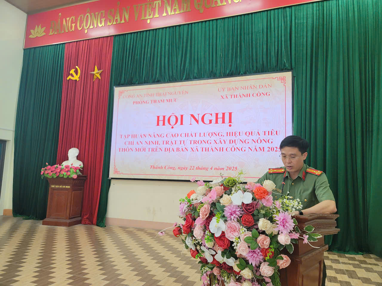 Hôm nay ngày 22/4/2025, UBND xã Thành Công tổ chức hội nghị tập huấn nâng cao chất lượng, hiệu quả tiêu chí an ninh, trật tự trong xây dựng nông thôn mới cho cán bộ ở xóm, cấp xã trên địa bàn tỉnh Thái Nguyên. Về phía đại biểu Công an tỉnh Thái Nguyên có đ/c Thượng tá Nguyễn Tiến Đạt - Phó trưởng phòng Tham mưu, Công an tỉnh, đ/c: Thiếu tá Trương Công Sơn - Chuyên viên chính, Phòng Tham mưu, Công an tỉnh (báo cáo viêp cấp tỉnh). Đ/c Trần Văn Thu  - Uỷ viên Ban chấp hành Đảng uỷ, Phó tịch UBND xã Thành Công và còn có các đồng chí ủy viên BTV, uỷ viên BCH Đảng ủy, Thường trực HĐND, Lãnh đạo UBND xã, các đồng chí thành viên Ban chỉ đạo, Ban quản lý xây dựng nông thôn mới xã Thành Công. Các đồng chí Bí thư chi bộ, Trưởng xóm, Trưởng ban công tác mặt trận, các đồng chí Chi hội trưởng Hội nông dân, Phụ nữ các xóm về dự đông đủ. Hội nghị đã được nghe truyền đạt các chuyên đề về nâng cao chất lượng và hiệu quả tiêu chí ANTT trong xây dựng nông thôn mới cho cán bộ ở xóm, cấp xã trên địa bàn xã Thành Công.