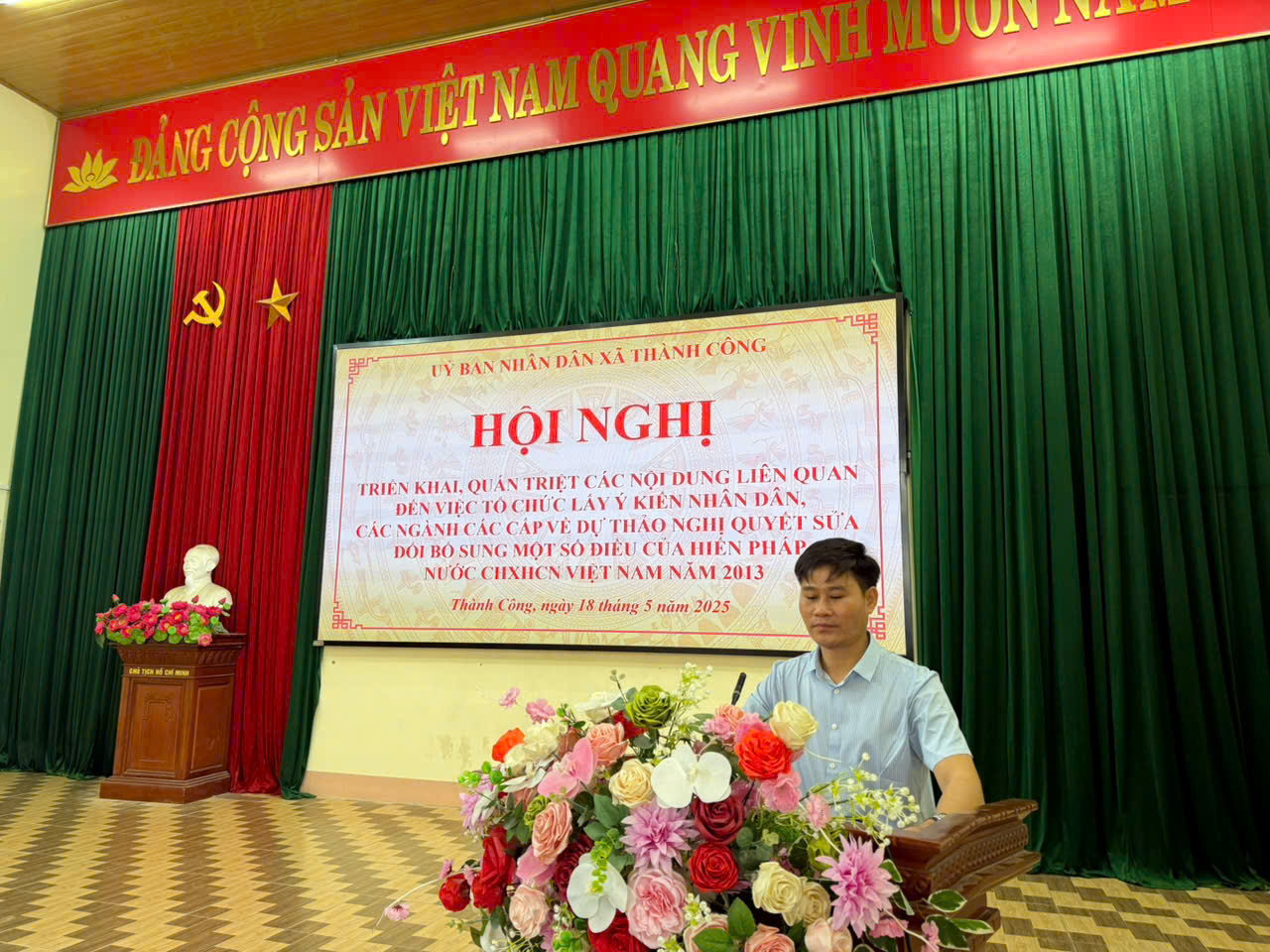 NGÀY 18/5/2025 UBND XÃ THÀNH CÔNG TỔ CHỨC HỘI NGHỊ TRIỂN KHAI, QUÁN TRIỆT CÁC NỘI DUNG LIÊN QUAN ĐẾN VIỆC TỔ CHỨC LẤY Ý KIẾN NHÂN DÂN,  CÁC NGÀNH CÁC CẤP VỀ DỰ THẢO NGHỊ QUYẾT SỬA ĐỔI BỔ SUNG MỘT SỐ ĐIỀU CỦA HIẾN PHÁP  NƯỚC CHXHCN VIỆT NAM NĂM 2013. VỀ DỰ VÀ CHỈ ĐẠO HỘI NGHỊ CÓ Đ/C ĐỖ CÔNG HANH - BÍ THƯ ĐẢNG UỶ, Đ/C NGUYỄN VĂN THIỆN - PHÓ BÍ THƯ THƯỜNG TRỰC ĐẢNG UỶ, Đ/C ĐẶNG VĂN TỴ - PHÓ BÍ THƯ, CHỦ TỊCH UBND XÃ CÙNG CÁC Đ/C UV BTV, UV BCH ĐẢNG UỶ, CÁC Đ/C TRƯỞNG, PHÓ BAN NGÀNH ĐOÀN THỂ, CÁN BỘ, CÔNG CHỨC XÃ, CÁC Đ/C BÍ THƯ CHI BỘ, CÁC ÔNG BÀ TRƯỞNG XÓM. TẠI HỘI NGHỊ ĐÃ ĐƯỢC NGHE Đ/C TRẦN VĂN THU - UV BCH ĐẢNG UỶ, PCT UBND XÃ PHÁT BIỂU CHỈ ĐẠO NỘI DUNG LẤY Ý KIẾN VÀ Đ/C DƯƠNG ĐỨC CHUNG CÔNG CHỨC TƯ PHÁP - HỘ TỊCH HƯỚNG DẪN VIỆC LẤY Ý KIẾN NHÂN DÂN,  CÁC NGÀNH CÁC CẤP VỀ DỰ THẢO NGHỊ QUYẾT SỬA ĐỔI BỔ SUNG MỘT SỐ ĐIỀU CỦA HIẾN PHÁP  NƯỚC CHXHCN VIỆT NAM NĂM 2013.