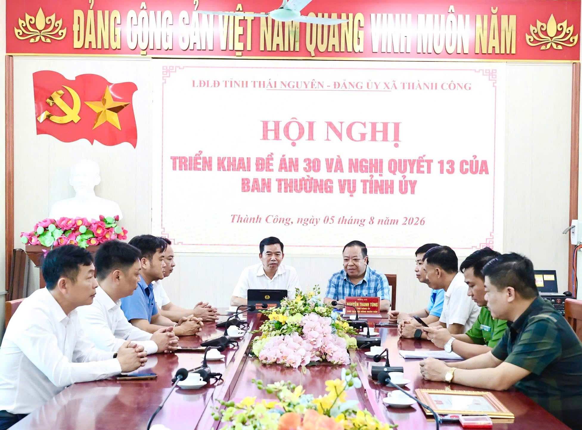 Liên đoàn Lao động tỉnh Thái Nguyên làm phối hợp với  Đảng uỷ xã Thành Công về việc triển khai Đề án 30 và trao Kỷ niệm chương “Vì sự nghiệp tổ chức Công đoàn”