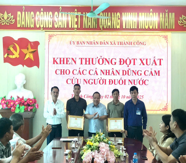 TRUY TẶNG, TRAO TẶNG BẰNG KHEN, GIẤY KHEN CHO CÁC CÁ NHÂN DŨNG CẢM CỨU NGƯỜI ĐUỐI NƯỚC