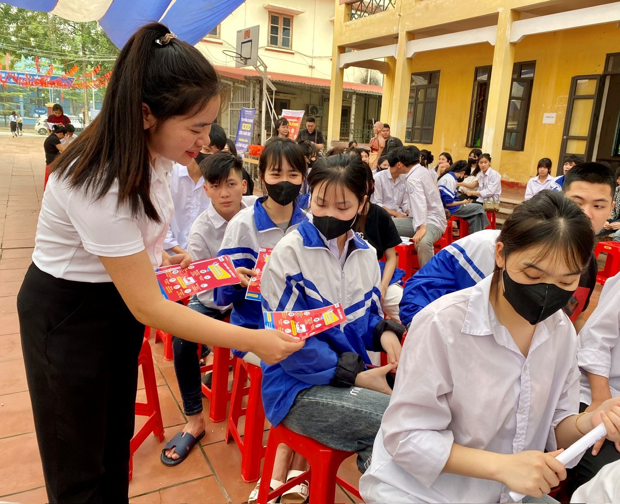 Gần 1 nghìn học sinh được tư vấn, giới thiệu việc làm và tuyển sinh năm 2025