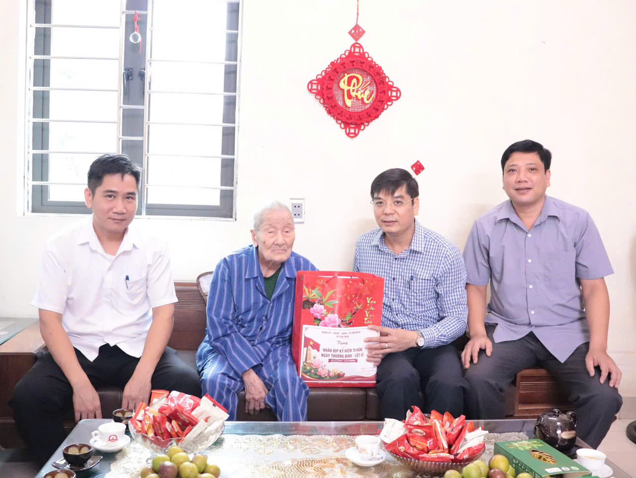 Phó Chủ tịch Thường trực UBND xã Phú Bình thăm, tặng quà người có công với cách mạng