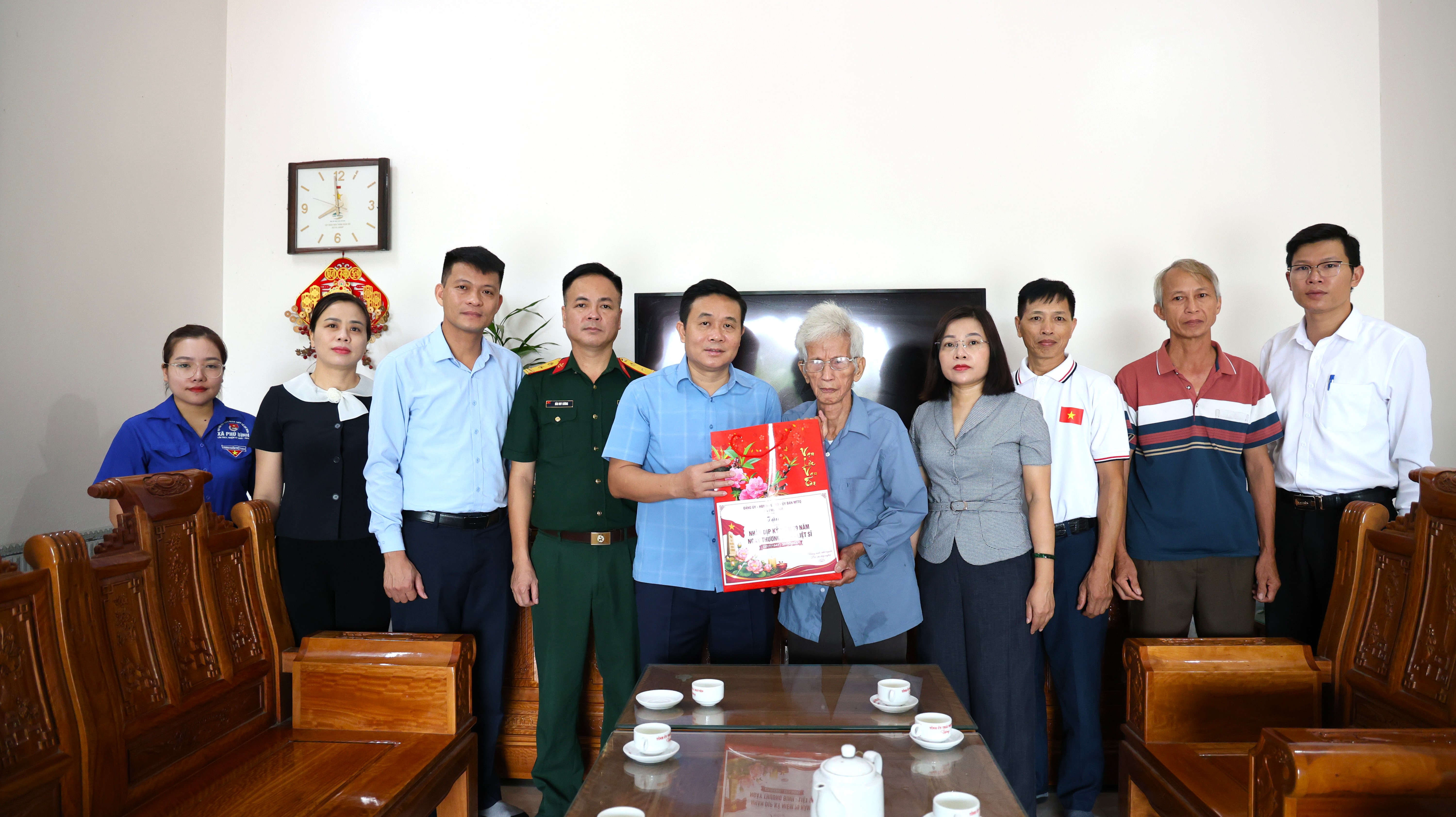Bí thư Đảng ủy xã Phú Bình thăm, tặng quà các gia đình chính sách nhân kỷ niệm 79 năm Ngày Thương binh - Liệt sĩ