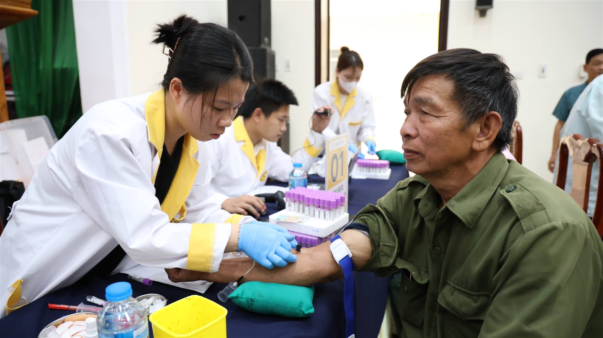 Trên 200 thân nhân liệt sĩ chưa xác định danh tính của xã Phú Bình và Kha Sơn được thu nhận mẫu ADN 