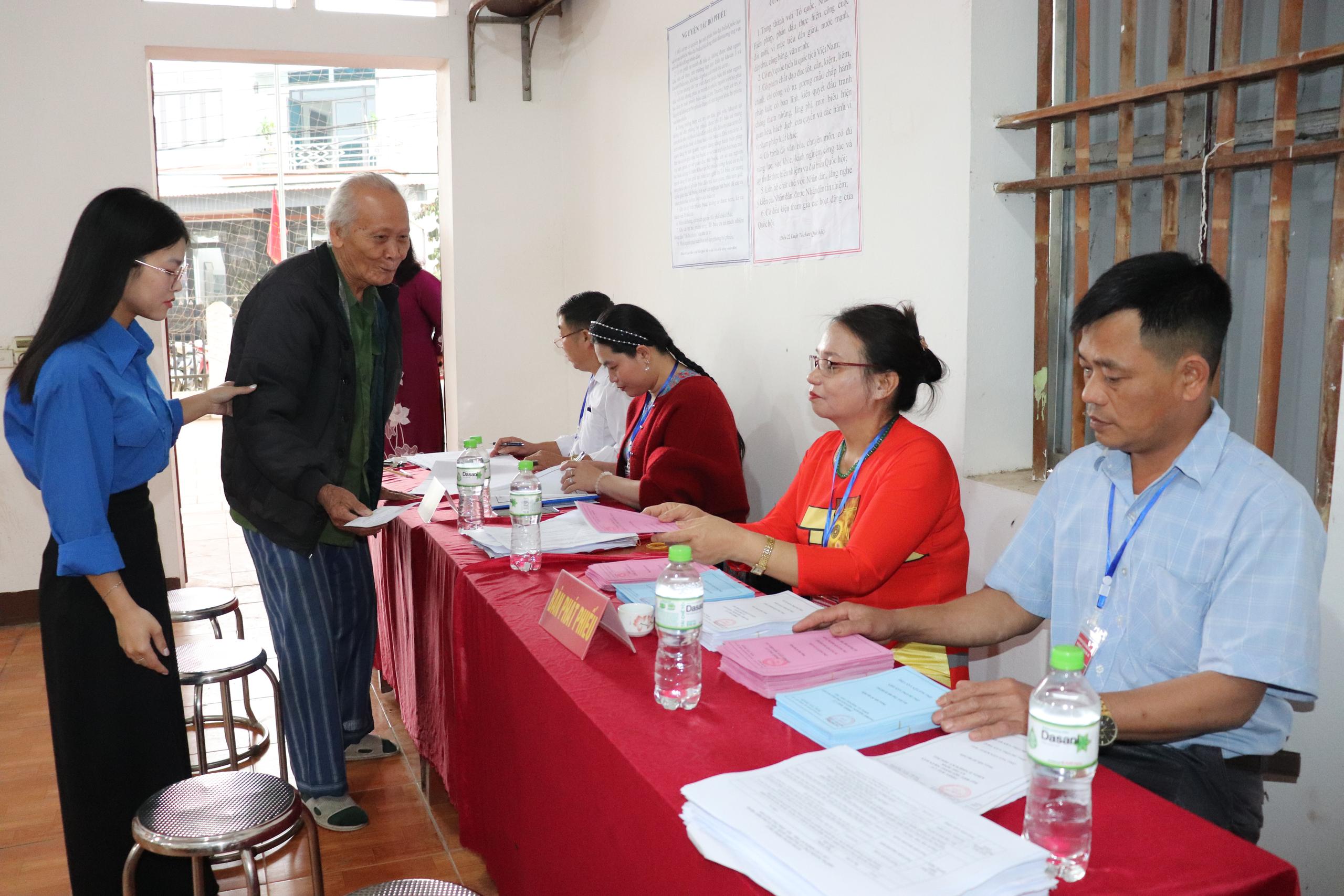 Đến 14h: 96,5% cử tri xã Phú Bình đã hoàn thành bỏ phiếu