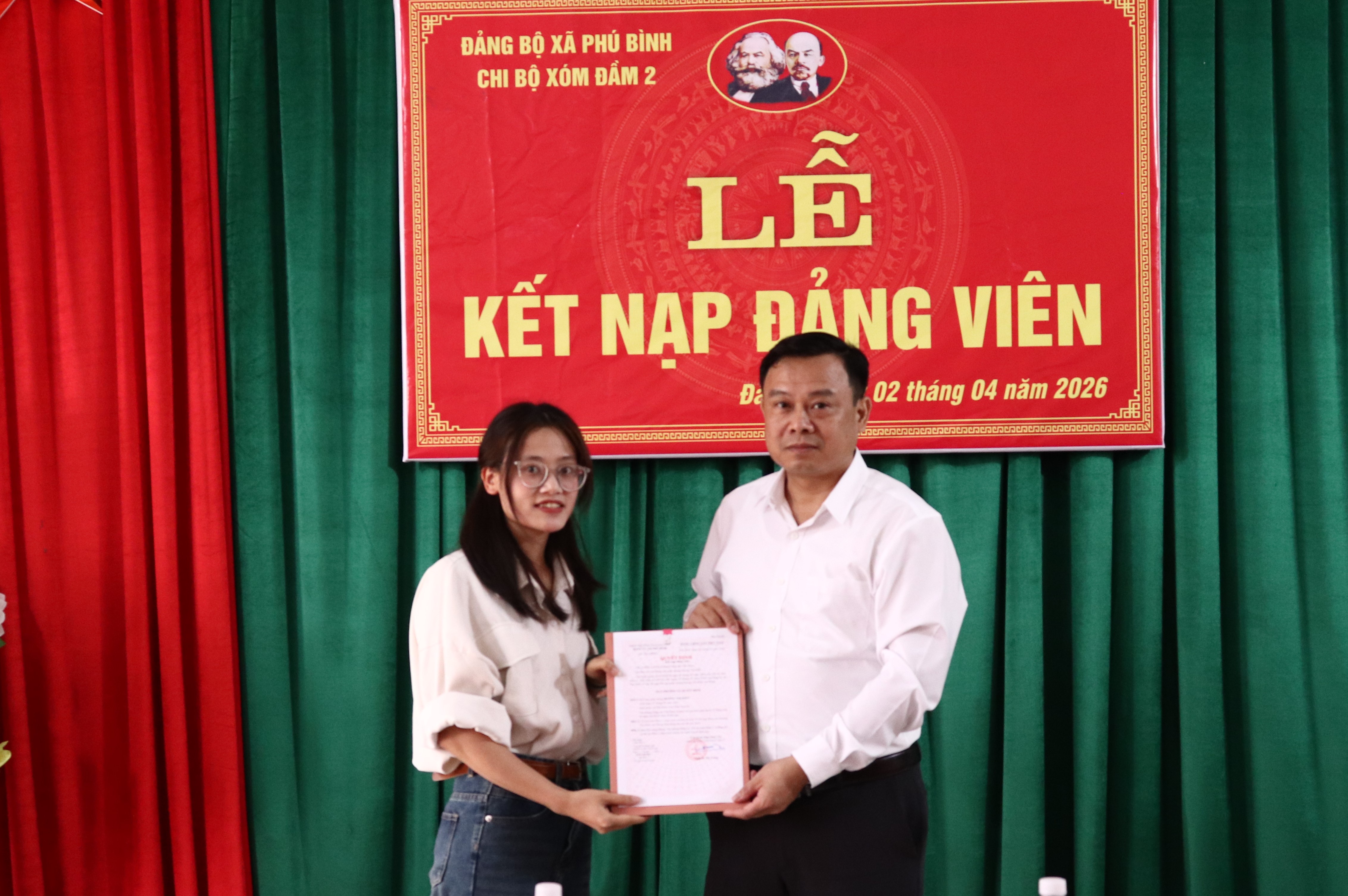  Chi bộ xóm Đầm 2 kết nạp đảng viên và sinh hoạt chi bộ thường kỳ tháng 4