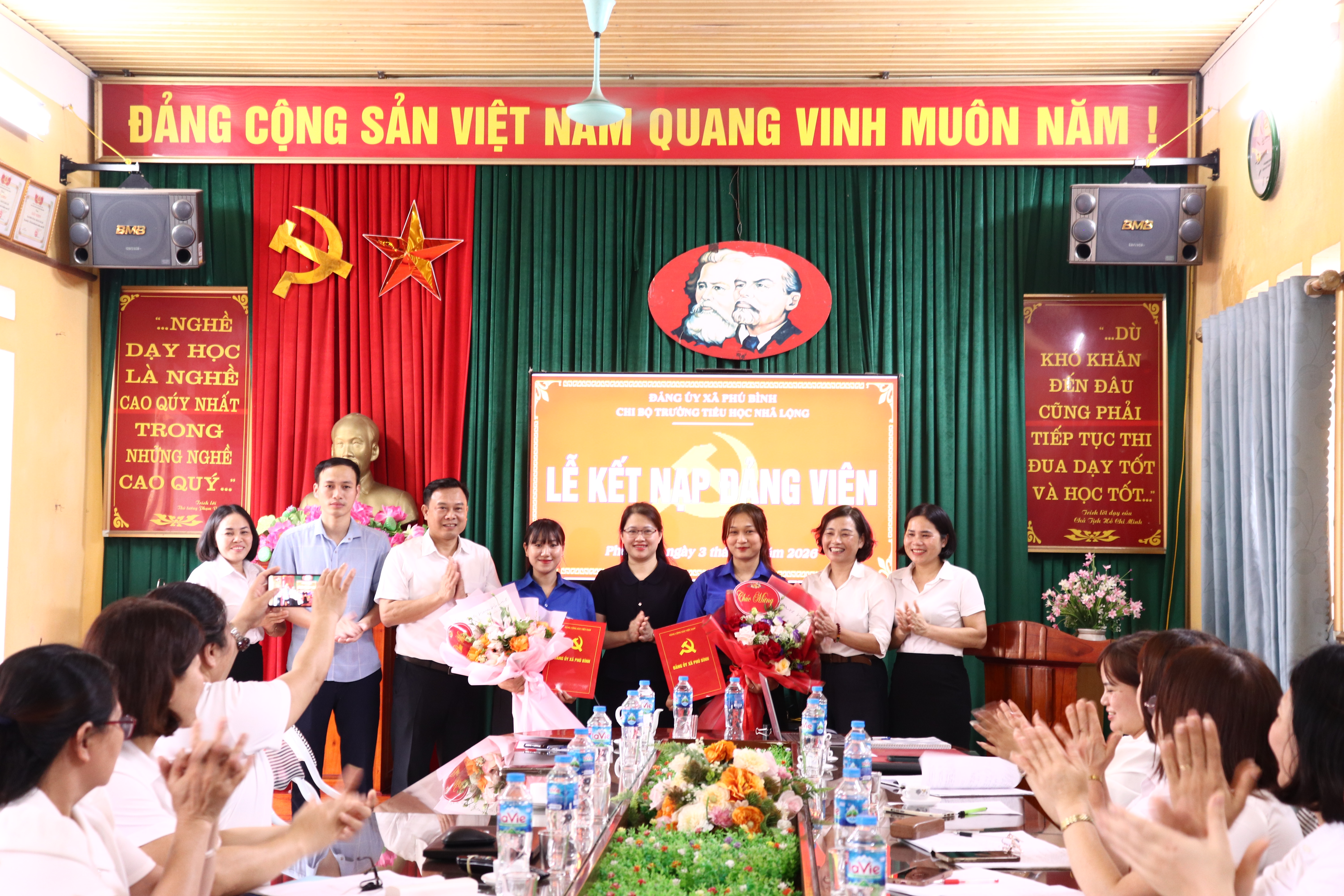 Chi bộ Trường Tiểu học Nhã Lộng tổ chức kết nạp đảng viên và sinh hoạt thường kỳ tháng 4 năm 2026