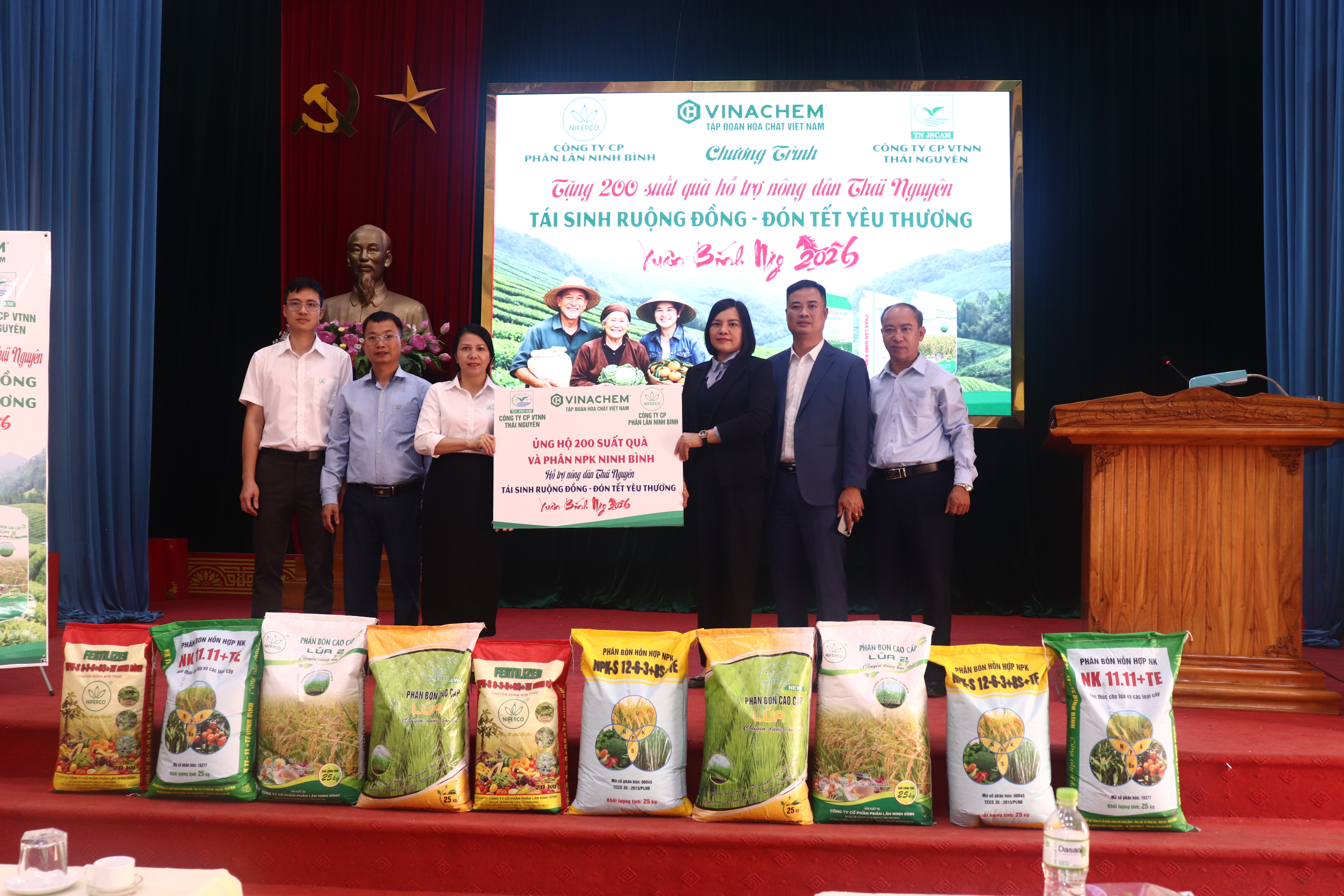 Trao tặng 172 suất quà cho hộ nông dân có hoàn cảnh khó khăn tại xã Phú Bình bị thiệt hại do bão số 11