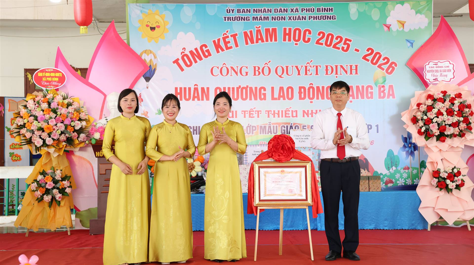 Trường Mầm non Xuân Phương đón nhận Huân chương Lao động hạng Ba