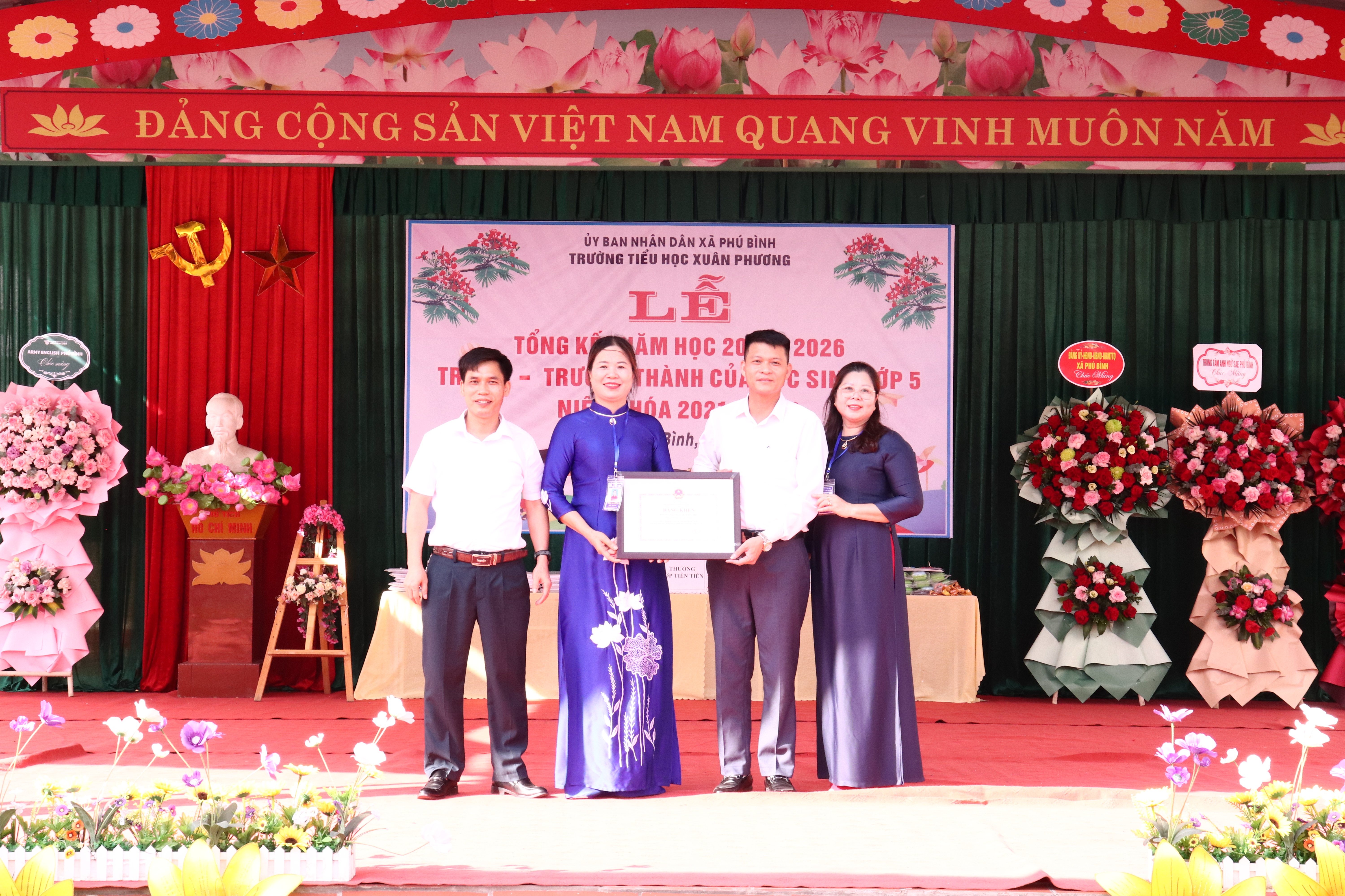 Trường Tiểu học Xuân Phương đón nhận Bằng khen của Bộ Giáo dục và Đào tạo 