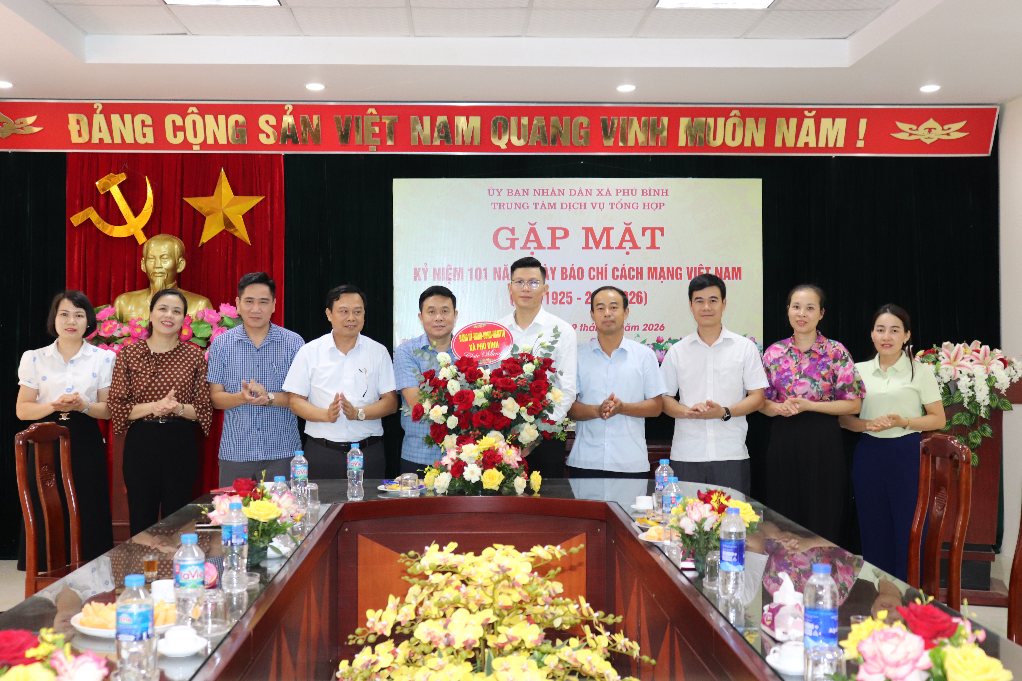 LÃNH ĐẠO XÃ PHÚ BÌNH CHÚC MỪNG TRUNG TÂM DỊCH VỤ TỔNG HỢP NHÂN KỶ NIỆM 101 NĂM NGÀY BÁO CHÍ CÁCH MẠNG VIỆT NAM