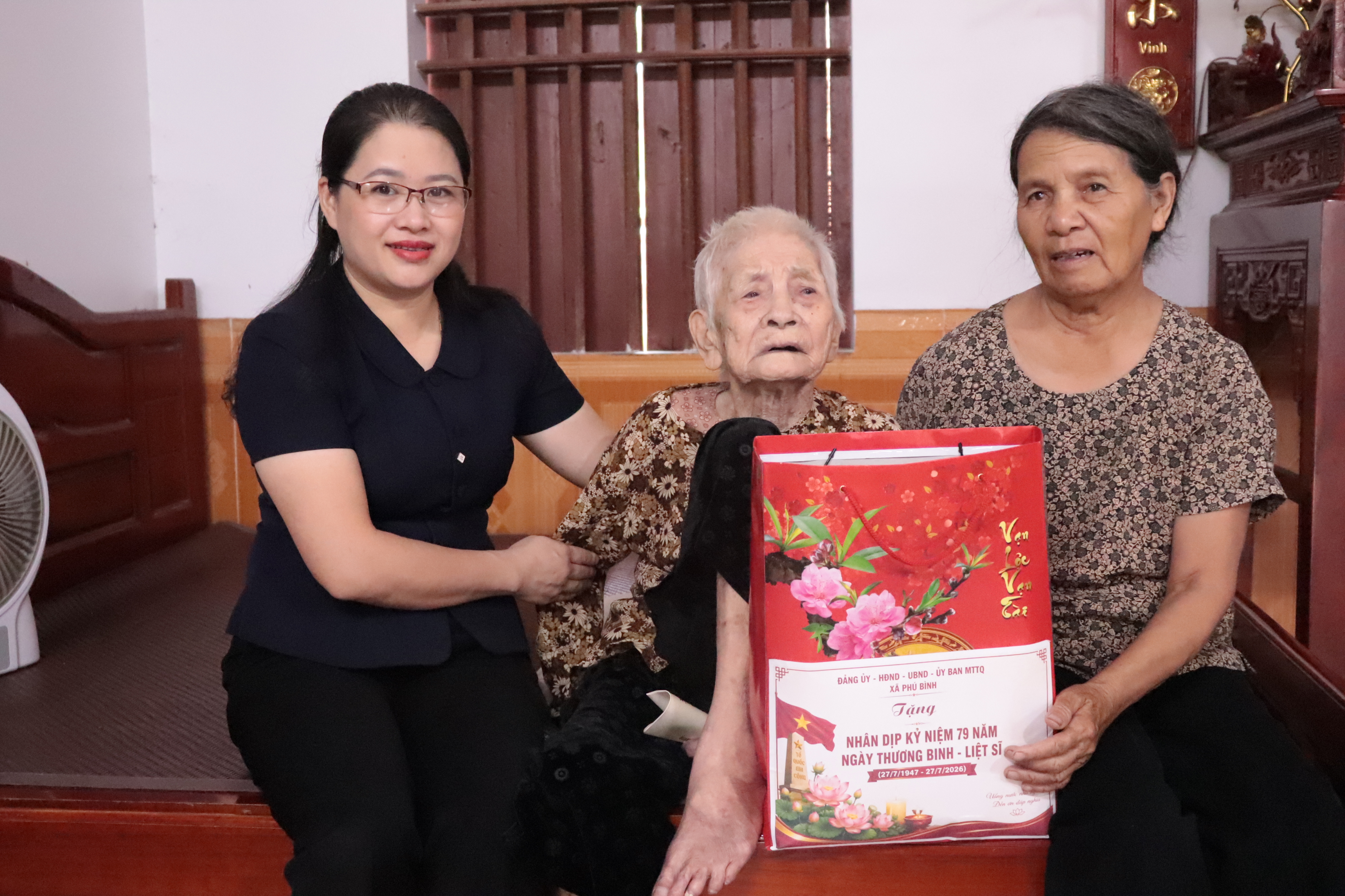 Phó Bí thư thường trực Đảng ủy xã Phú Bình thăm, tặng quà người có công nhân dịp kỷ niệm 79 năm ngày Thương binh – Liệt sĩ