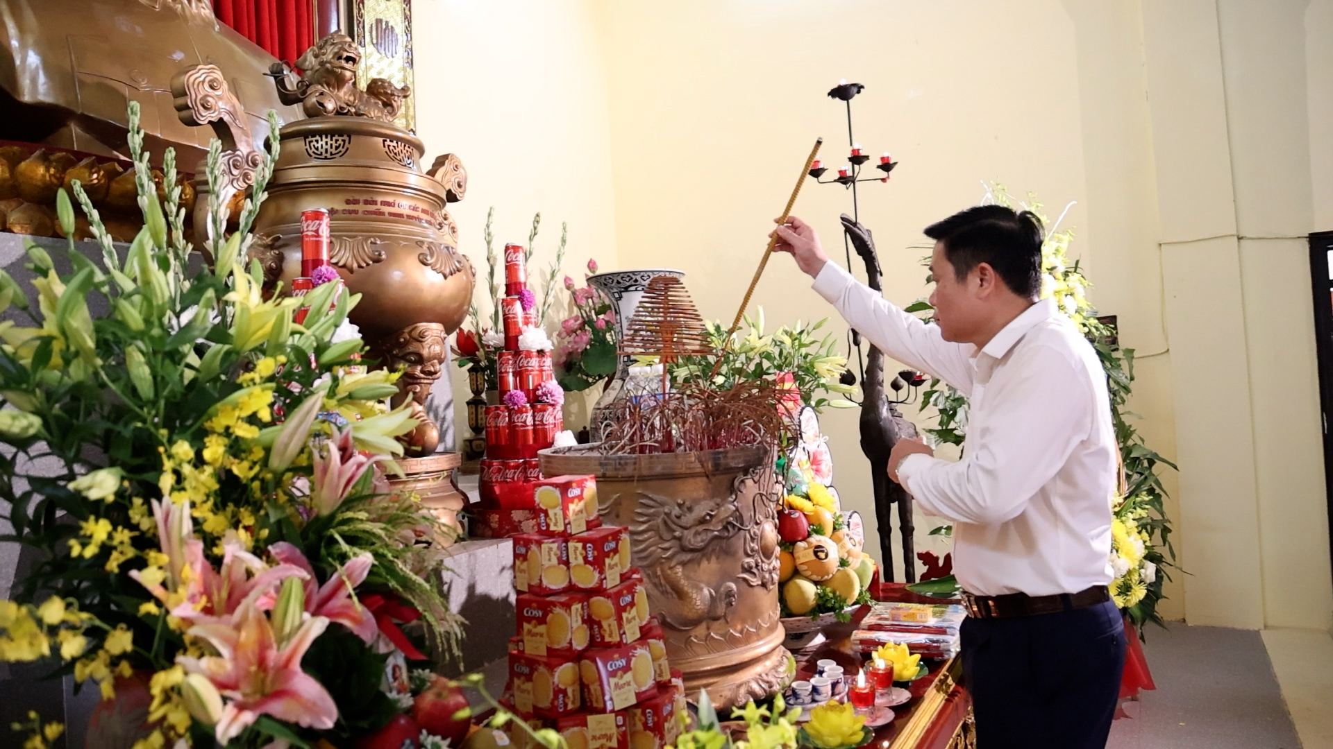 Xã Phú Bình tổ chức lễ viếng, dâng hương tưởng niệm các Anh hùng liệt sĩ nhân kỷ niệm 79 năm Ngày Thương binh - Liệt sĩ