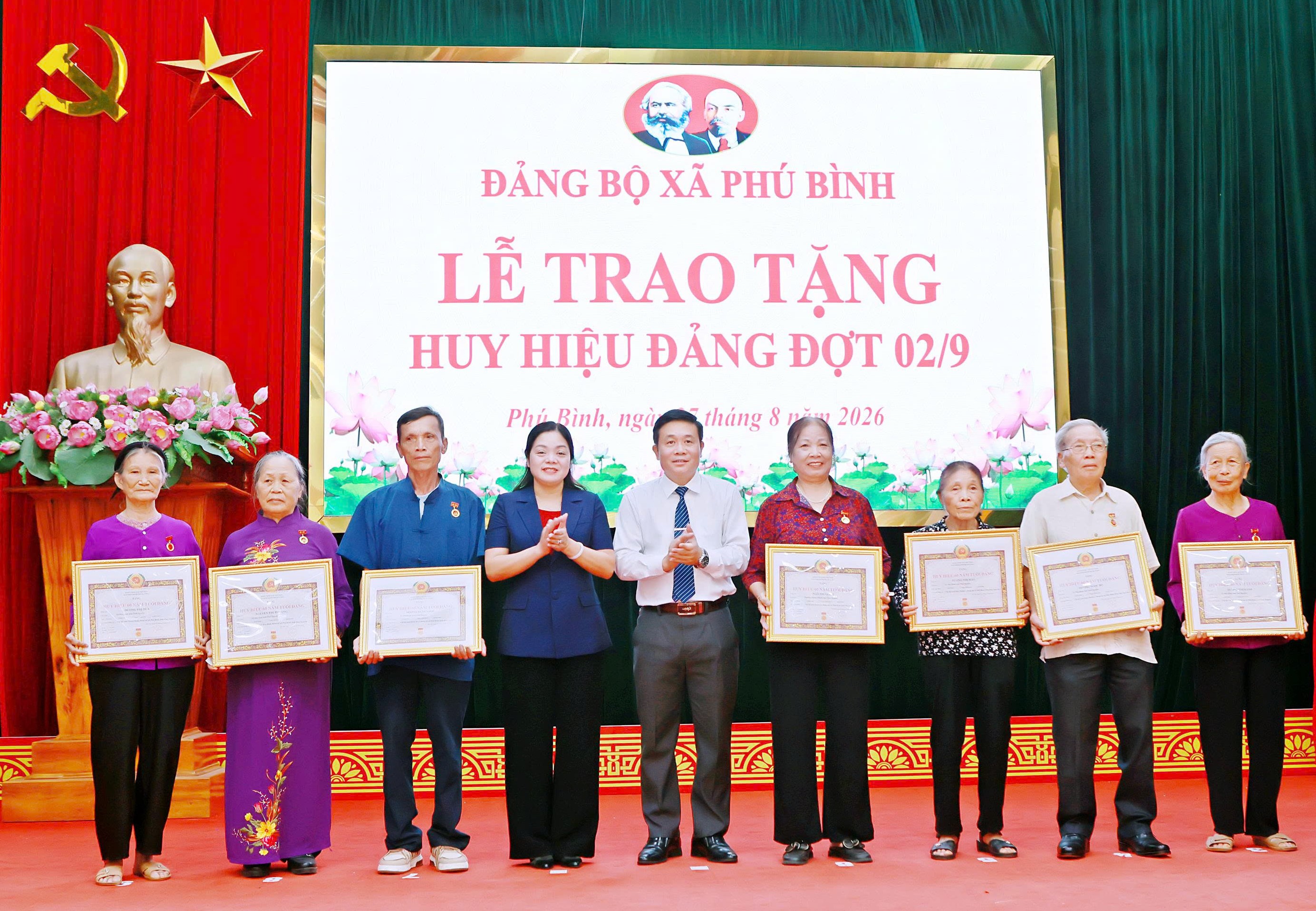 Phú Bình: 134 đảng viên được trao tặng huy hiệu đảng đợt 2-9