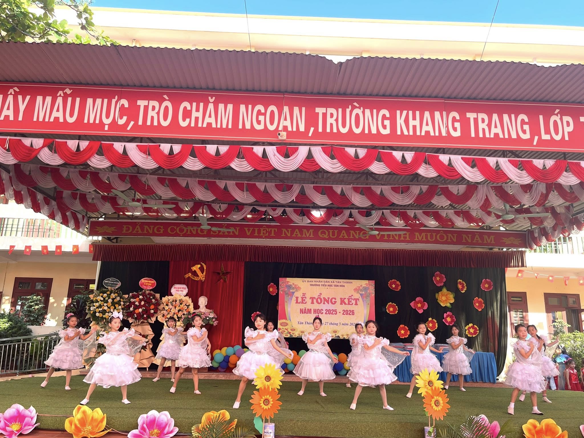 KHÔNG KHÍ TƯNG BỪNG LỄ TỔNG KẾT, BẾ GIẢNG NĂM HỌC 2025 – 2026 TẠI CÁC NHÀ TRƯỜNG TRÊN ĐỊA BÀN XÃ